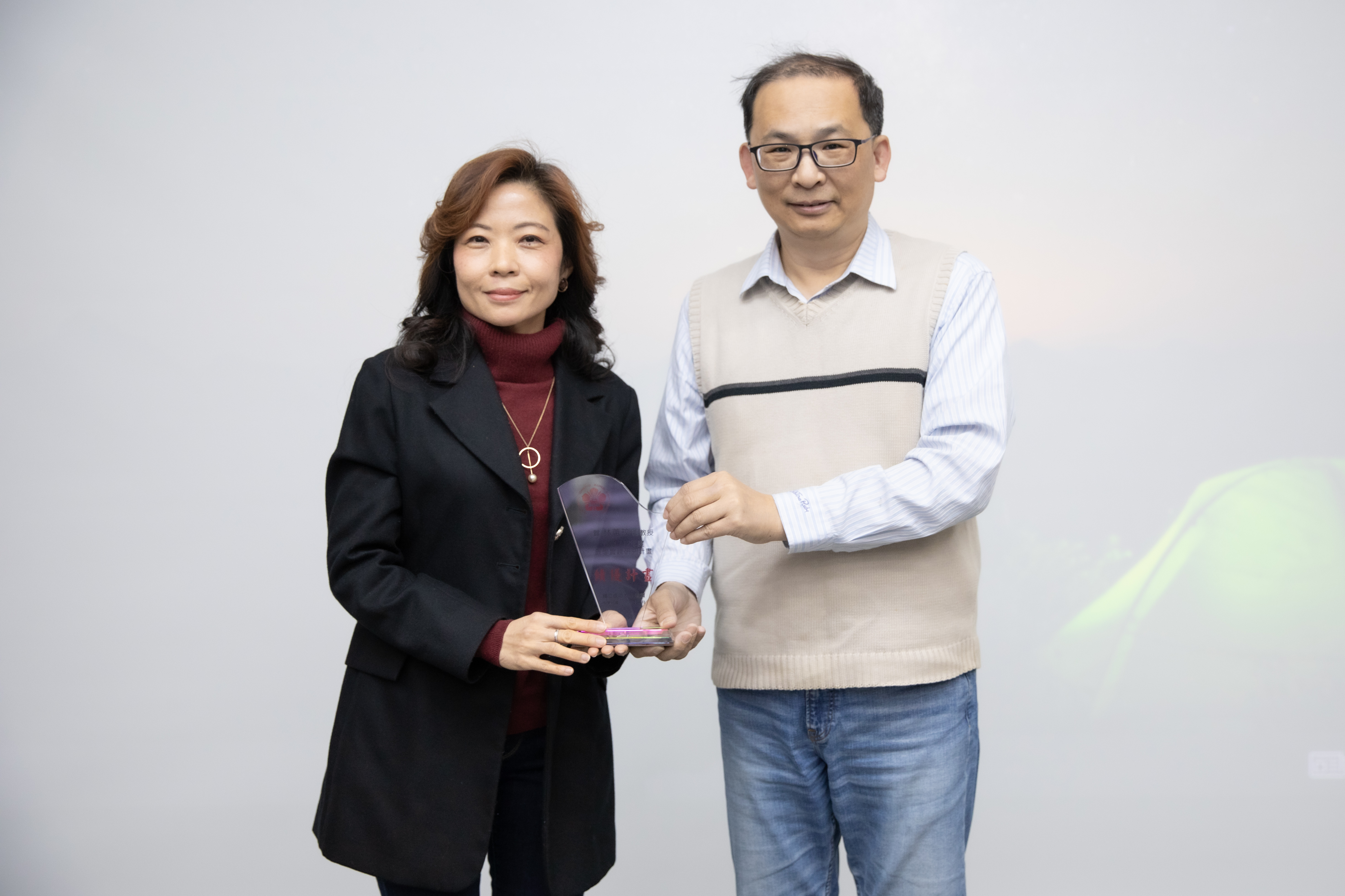 沈聖智教務長(右)頒獎表揚創產所林蕙玟副教授(左)。