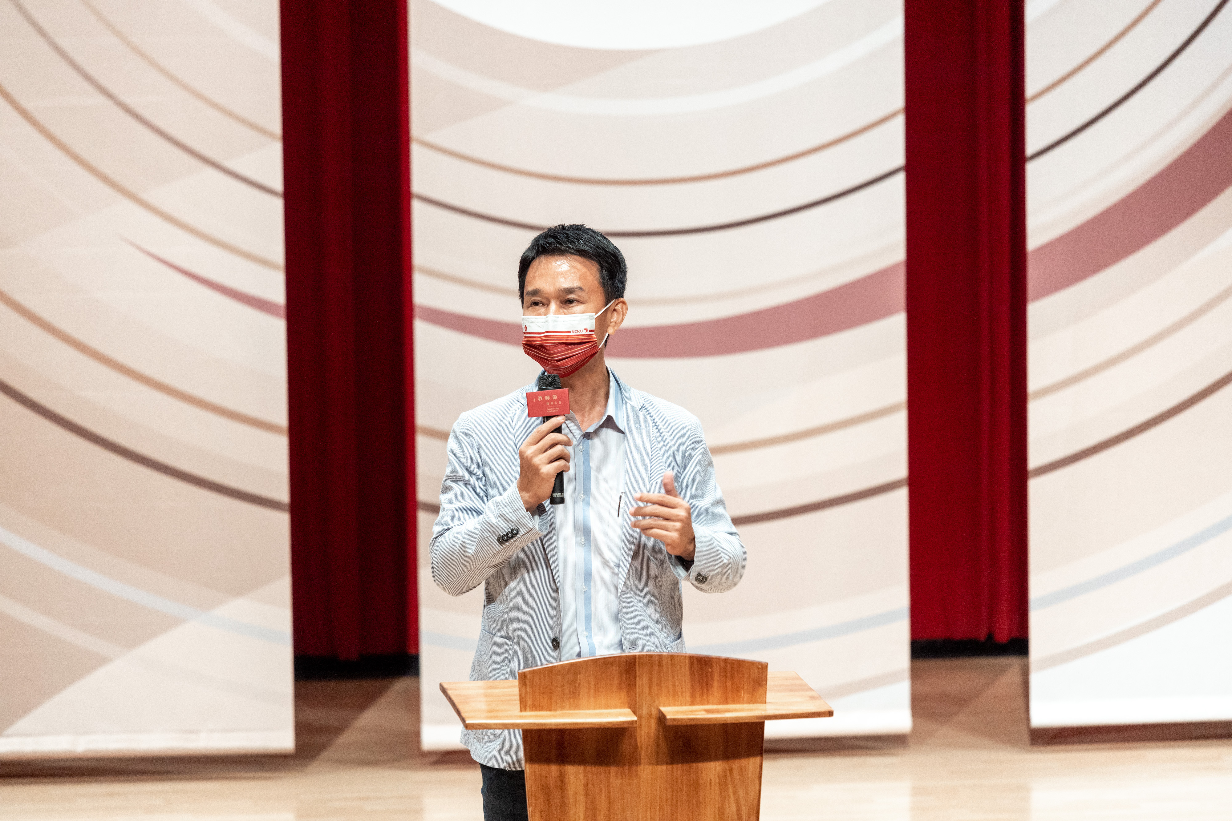 9外國語文學系教授賴俊雄
