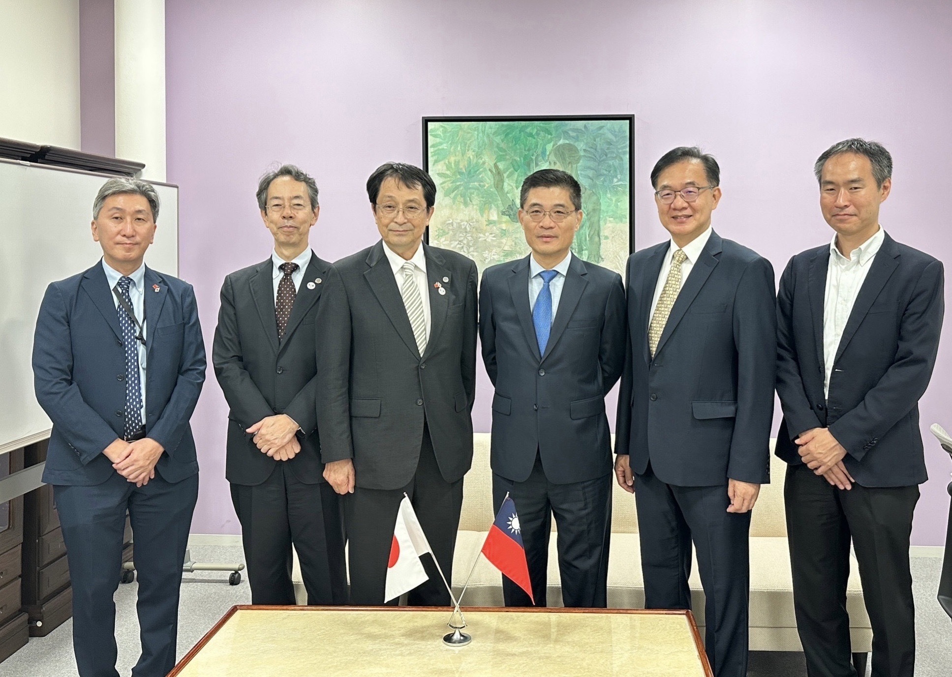 沈孟儒校長(右3)及陳鴻震副校長(右2)與永田恭介校長(左3)及池田潤副校長(左2)會後合影