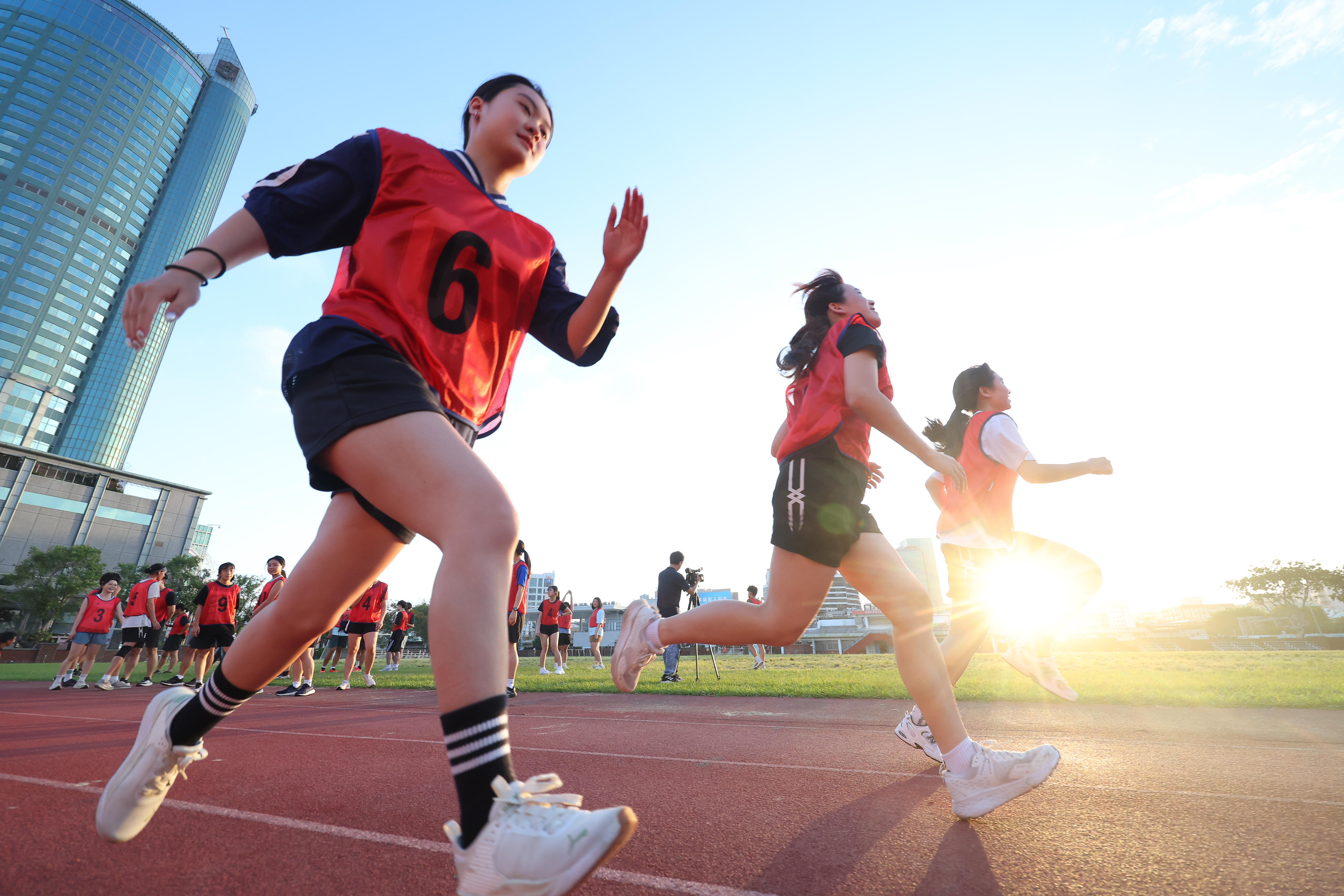The atmosphere on the first day of the preliminaries was energetic and filled with youthful passion, as participants actively warmed up before the race.