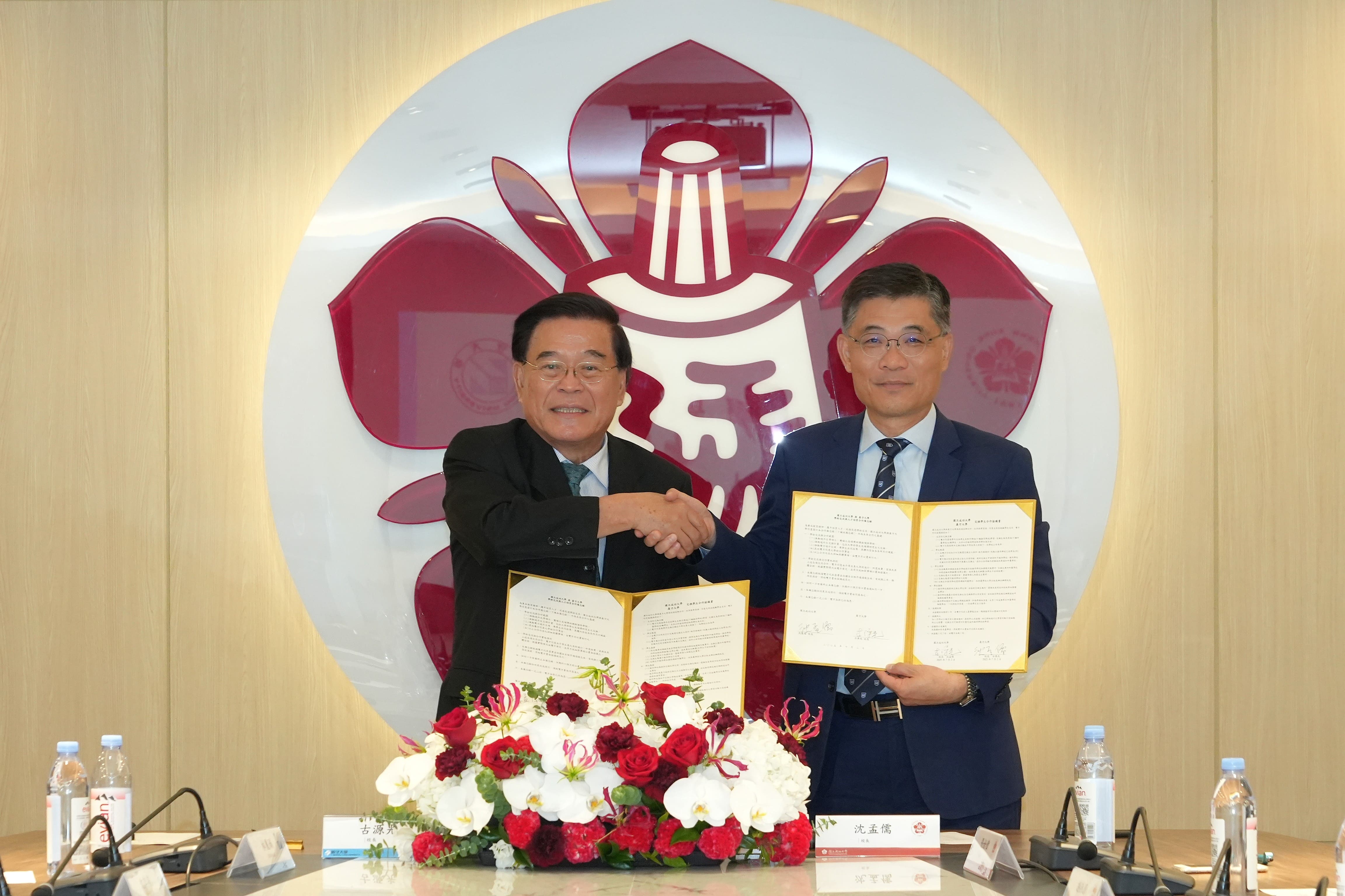 簽署儀式由成功大學沈孟儒校長與義守大學古源光校長親自簽署,兩校多位一級主管共同見證