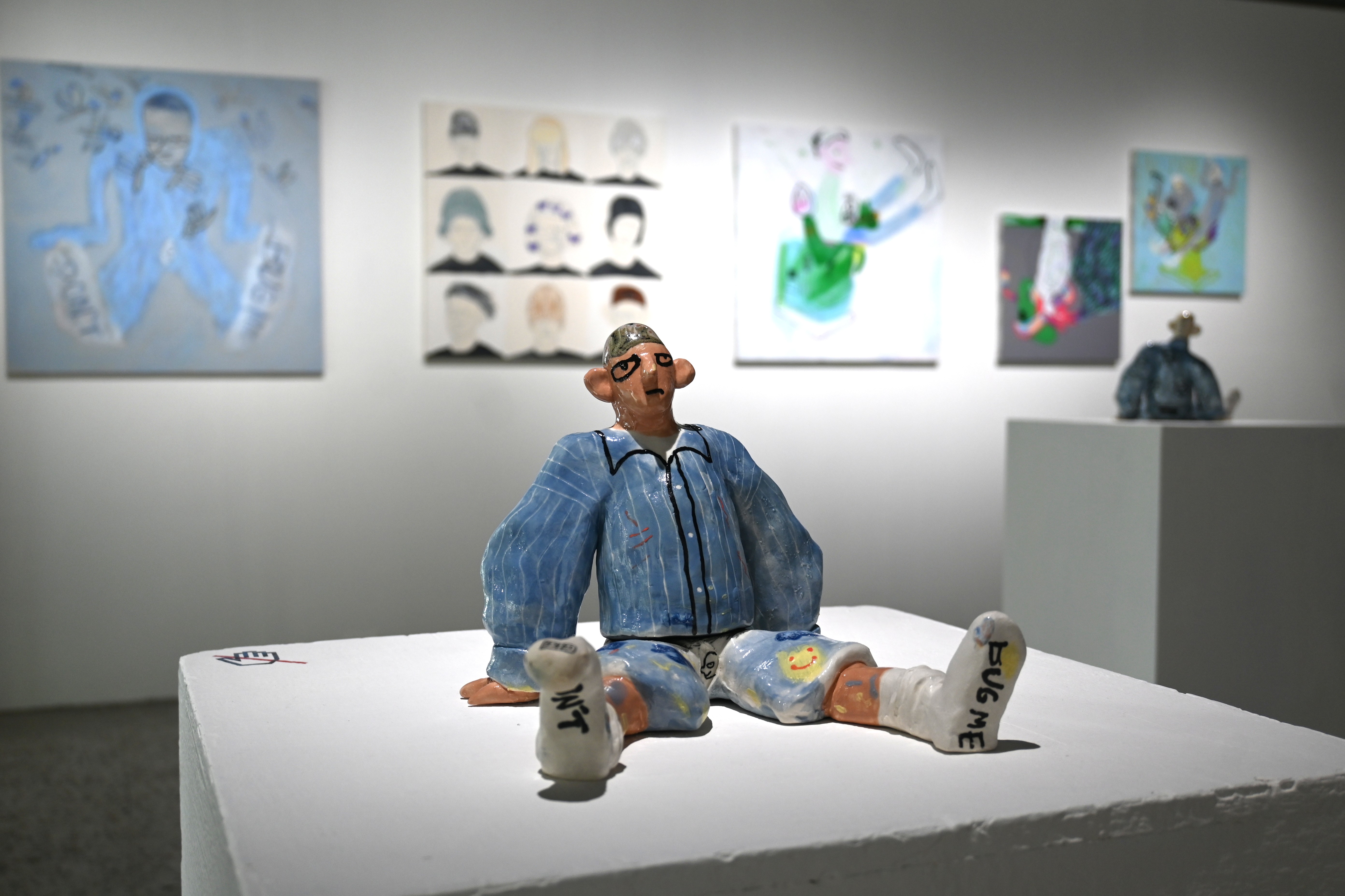 桑拿大可展出的插畫作品，不僅能看到天馬行空的創作，也能透過充滿趣味的陶藝活動人偶，感受藝術家化繁為簡帶給大家好玩有趣的想法