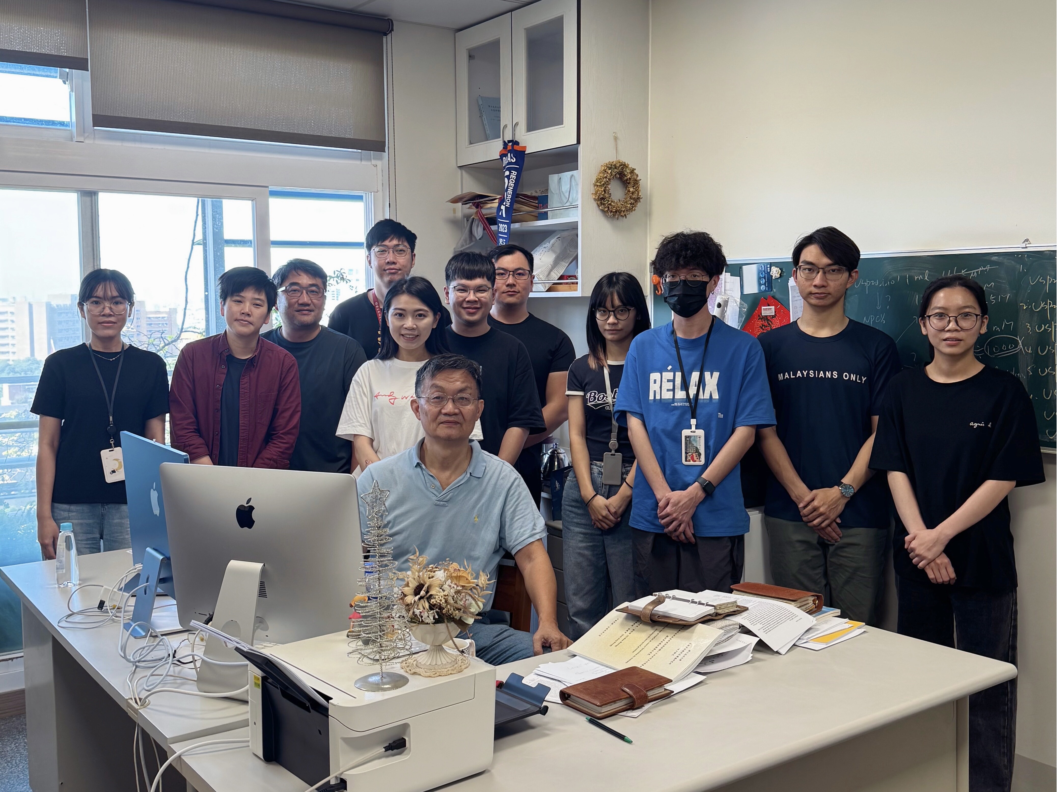 圖六：成大生物科技與產業科學系洪建中特聘教授（中坐者）團隊，開發出小分子USP24抑制劑，可有效殺死癌細胞，成果刊登在國際頂尖期刊《科學進步（Scinece Advances）》上