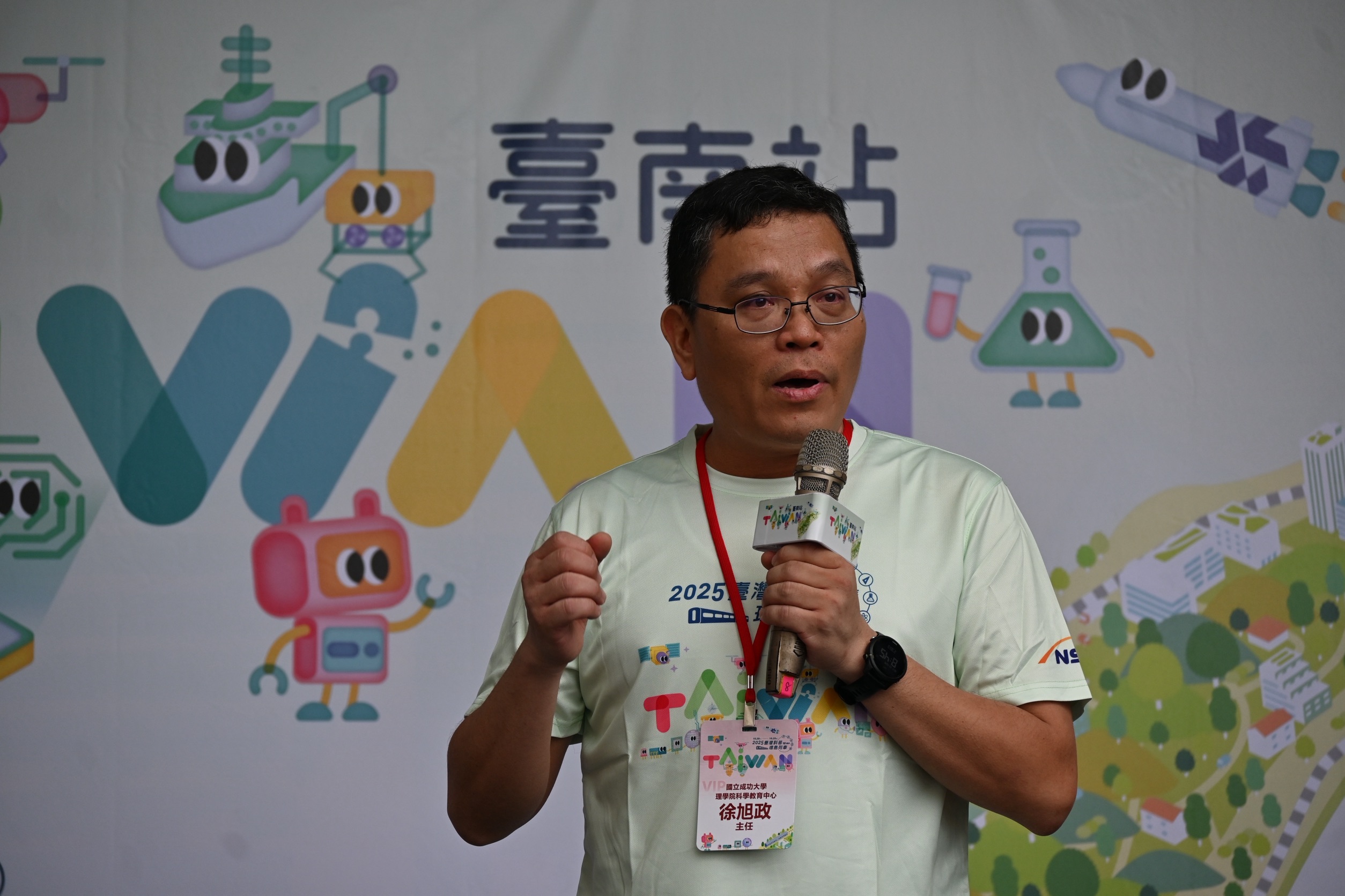 成大理學院科學教育中心徐旭政主任鼓勵大家,帶著好奇心前來,最後能帶著滿滿的科學知識回去