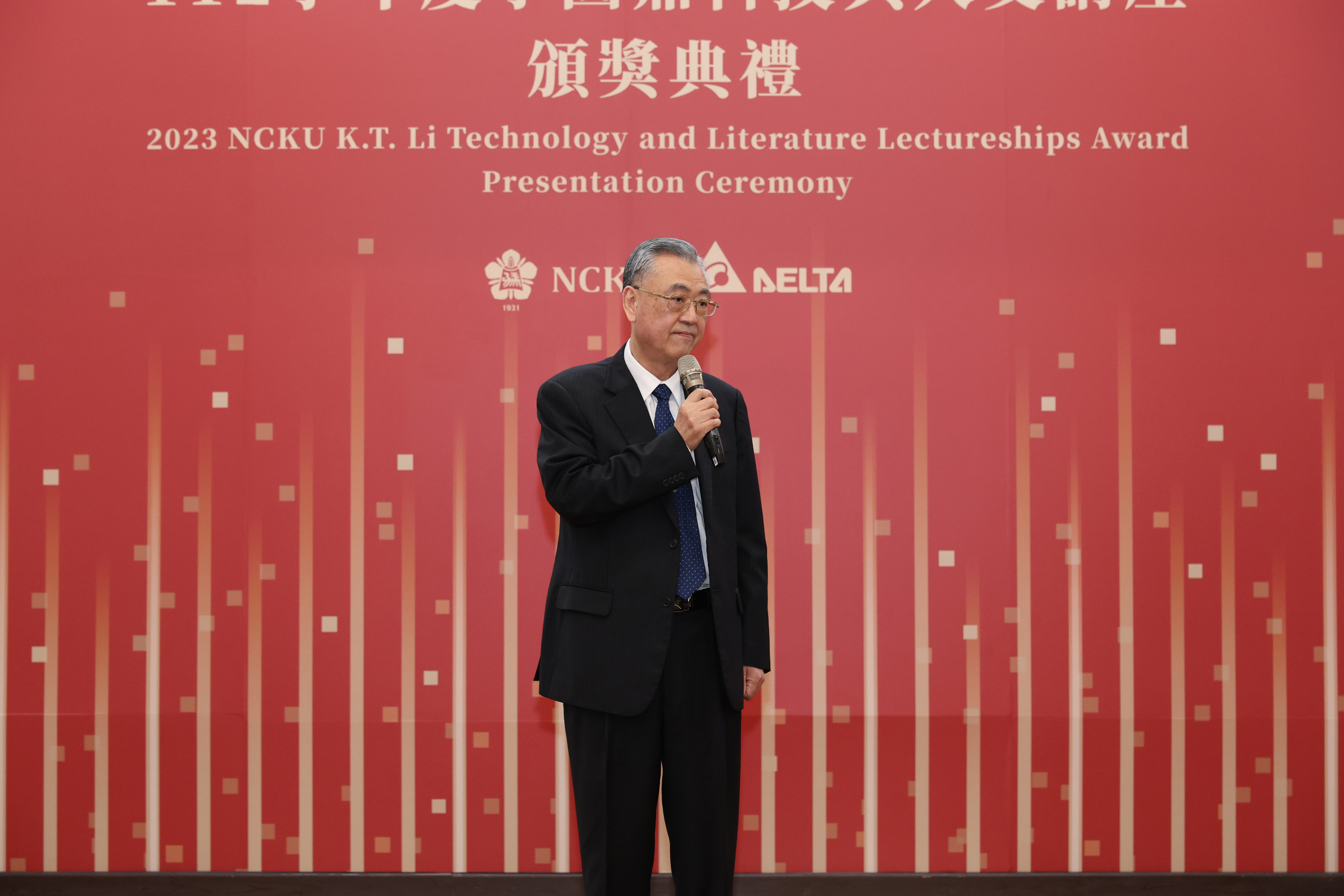 圖2台達電子資深副總裁金壽豐代表鄭崇華創辦人向所有獲獎學者獻上最誠摯的祝賀之意