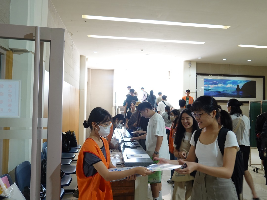在產業趨勢及薪資待遇影響下,2023 成大秋季校園徵才活動約有 51% 報名者參加「半導體/光電產業」的企業說明會