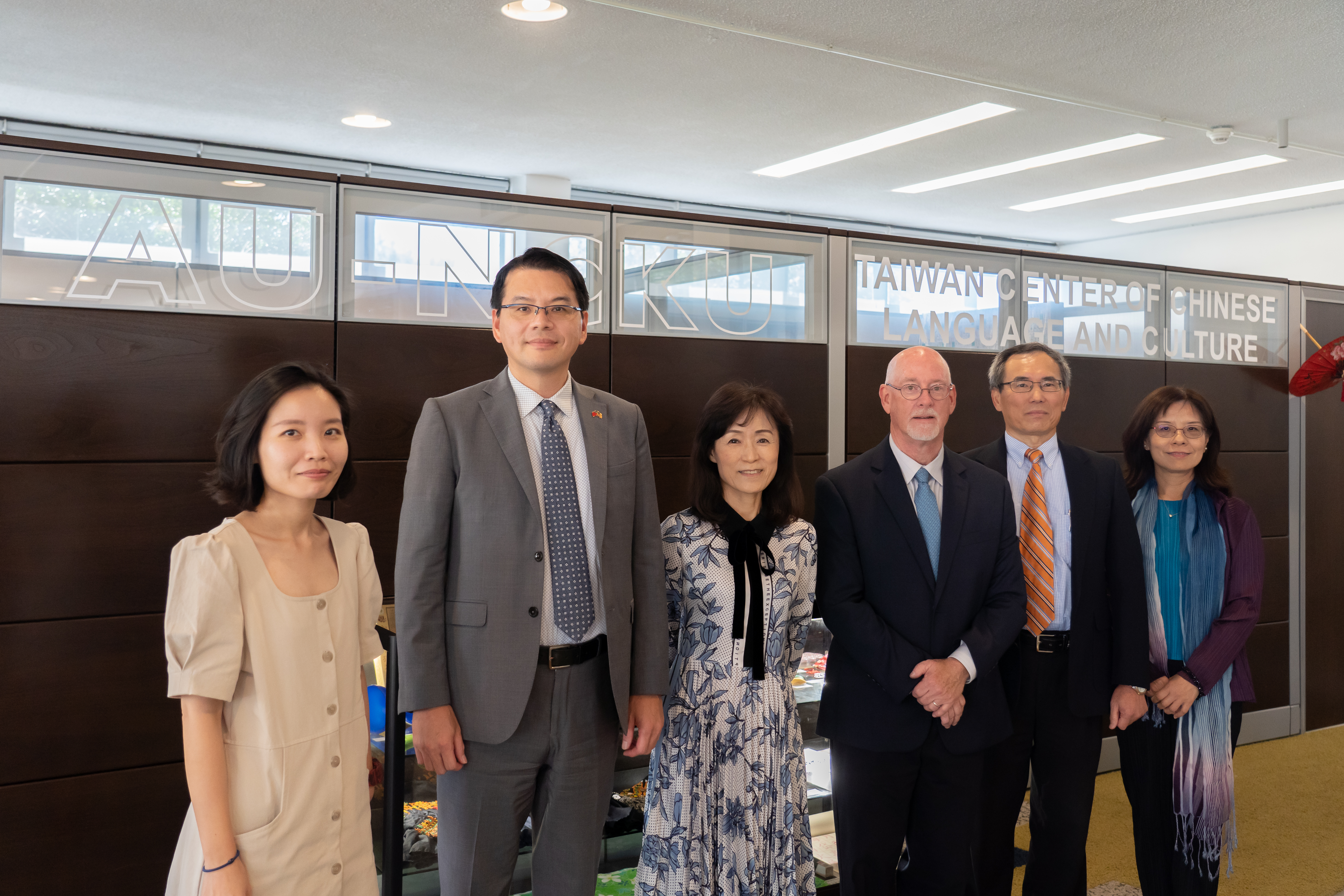 NCKU President Huey-Jen Su (third from the left) and TECO in Atlanta Director General Elliot Wang (second from the left) taking a picture with faculty from both schools in front of the newly opened AU-NCKU Taiwan Center of Chinese Language and Culture Director.