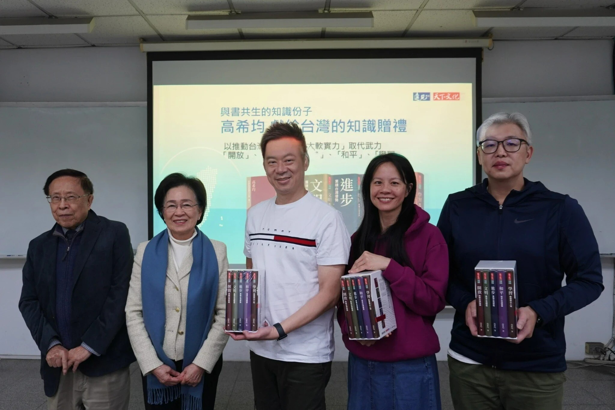遠見天下文化創辦人高希均(左一)親自南下發表開學演講,並贈書勉勵課程學員
