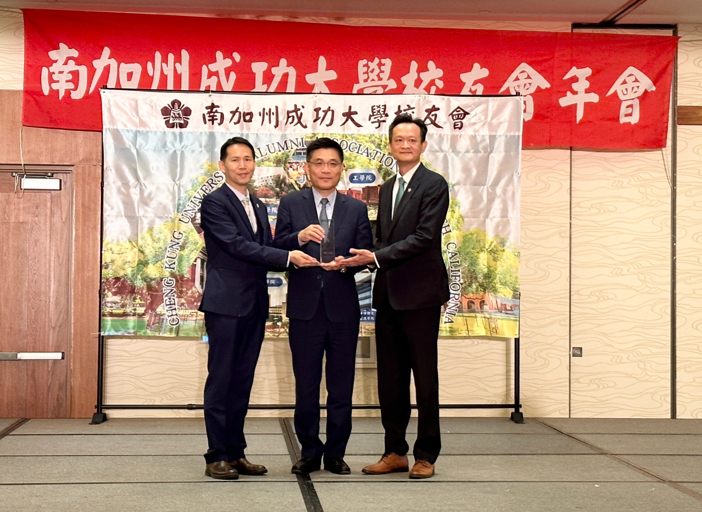 南加州成功大學校友會新舊任會長交接,由滿任會長蔡瀚寬交棒給新任會長葉旭旻