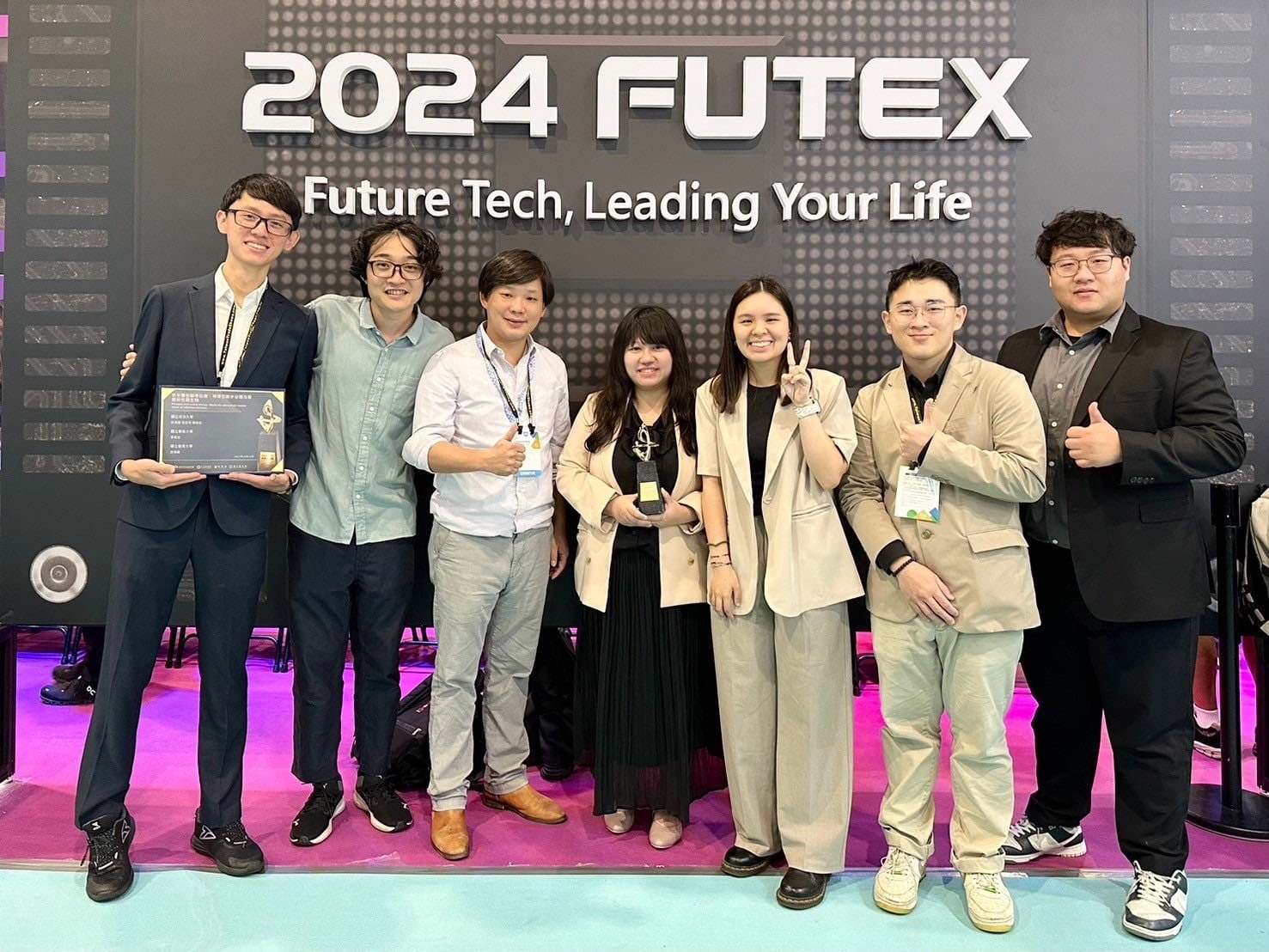 圖四:成功大學與嘉義大學合作團隊深耕微生物外泌體之功能研究,成果獲 2024 年國科會未來科技獎,圖右四為成大食安所副教授徐瑋萱,左三為嘉大園藝系助理教授李保宏,與實驗室學生合影。