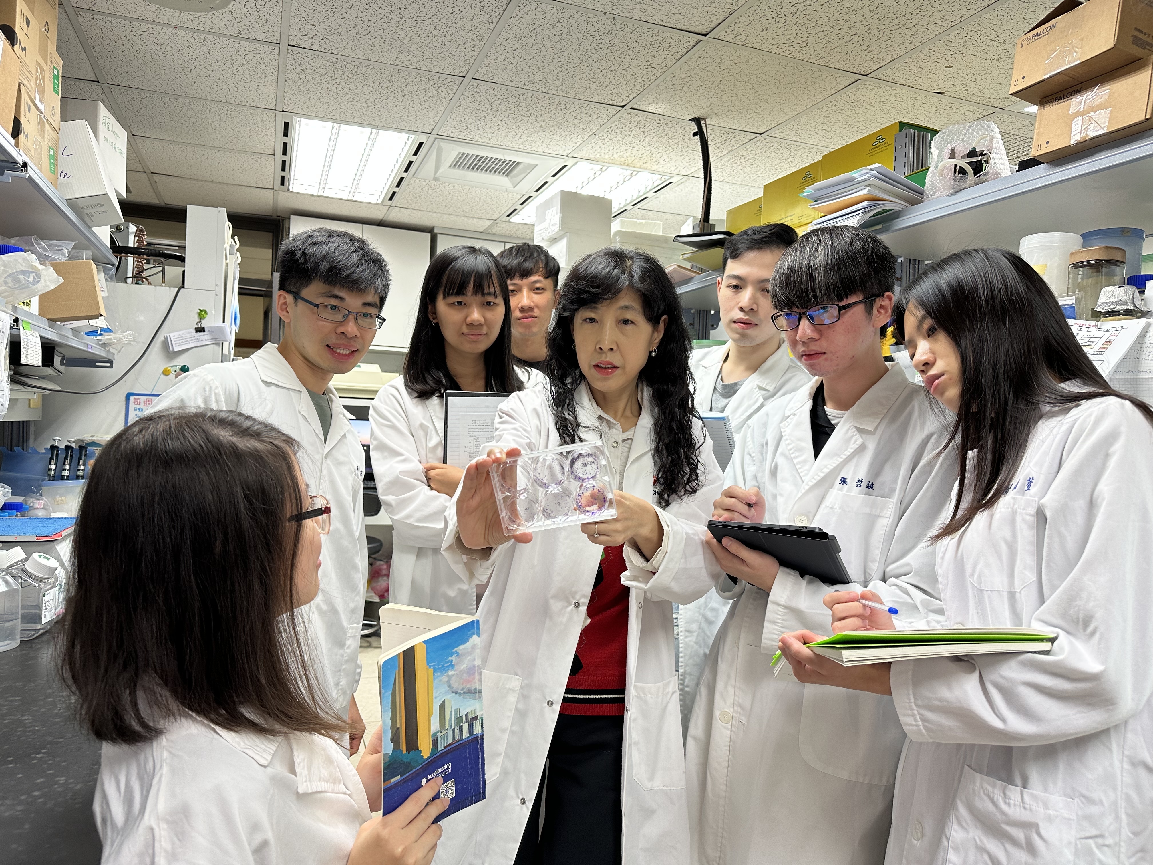 王憶卿老師與學生實驗室互動
