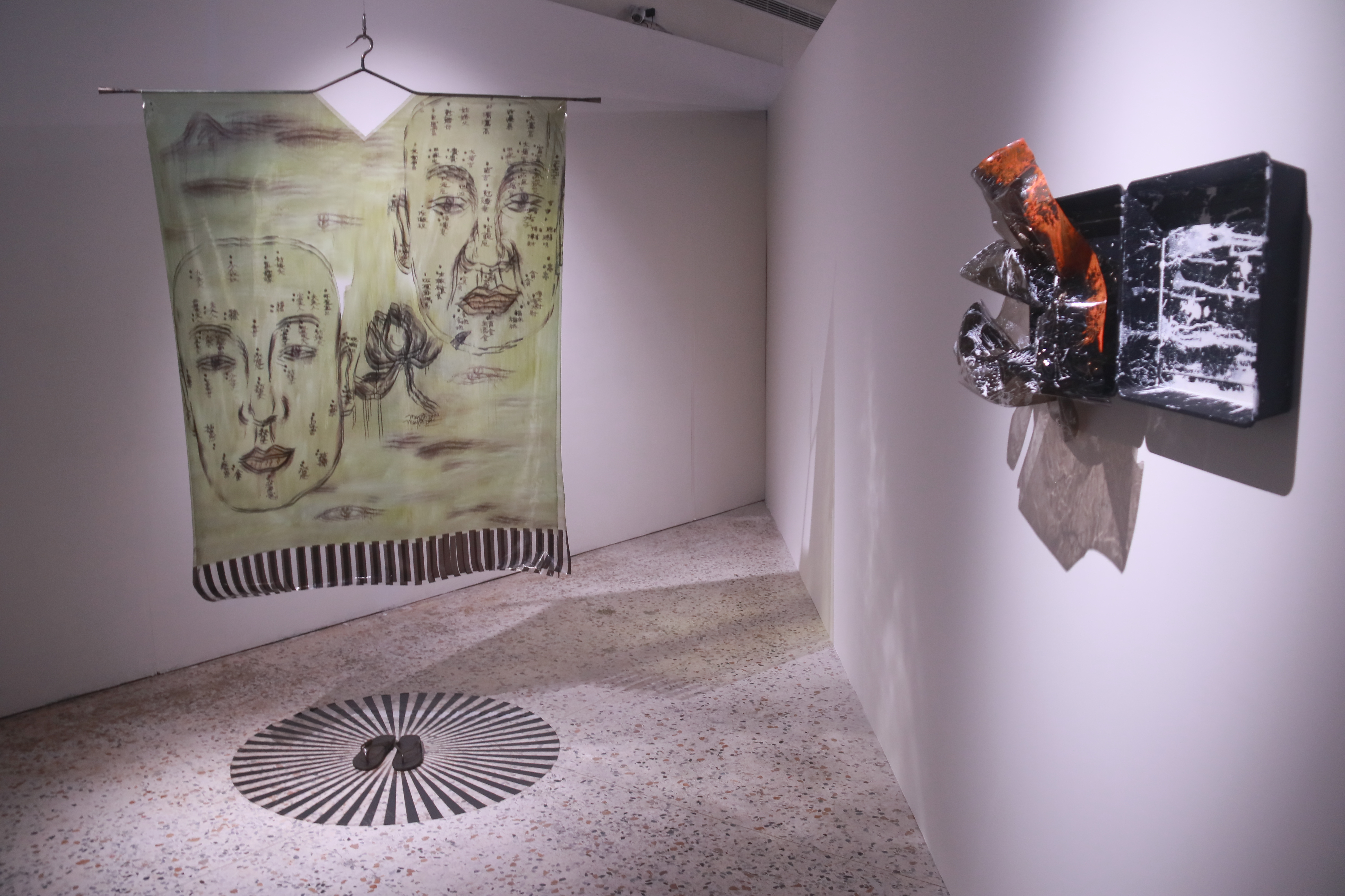 圖二:「在綠光中起舞」展出20多件作品,盼能讓參觀者在充滿藝術的環境中,得到身、心、靈精神療癒般的愉悅氛圍。