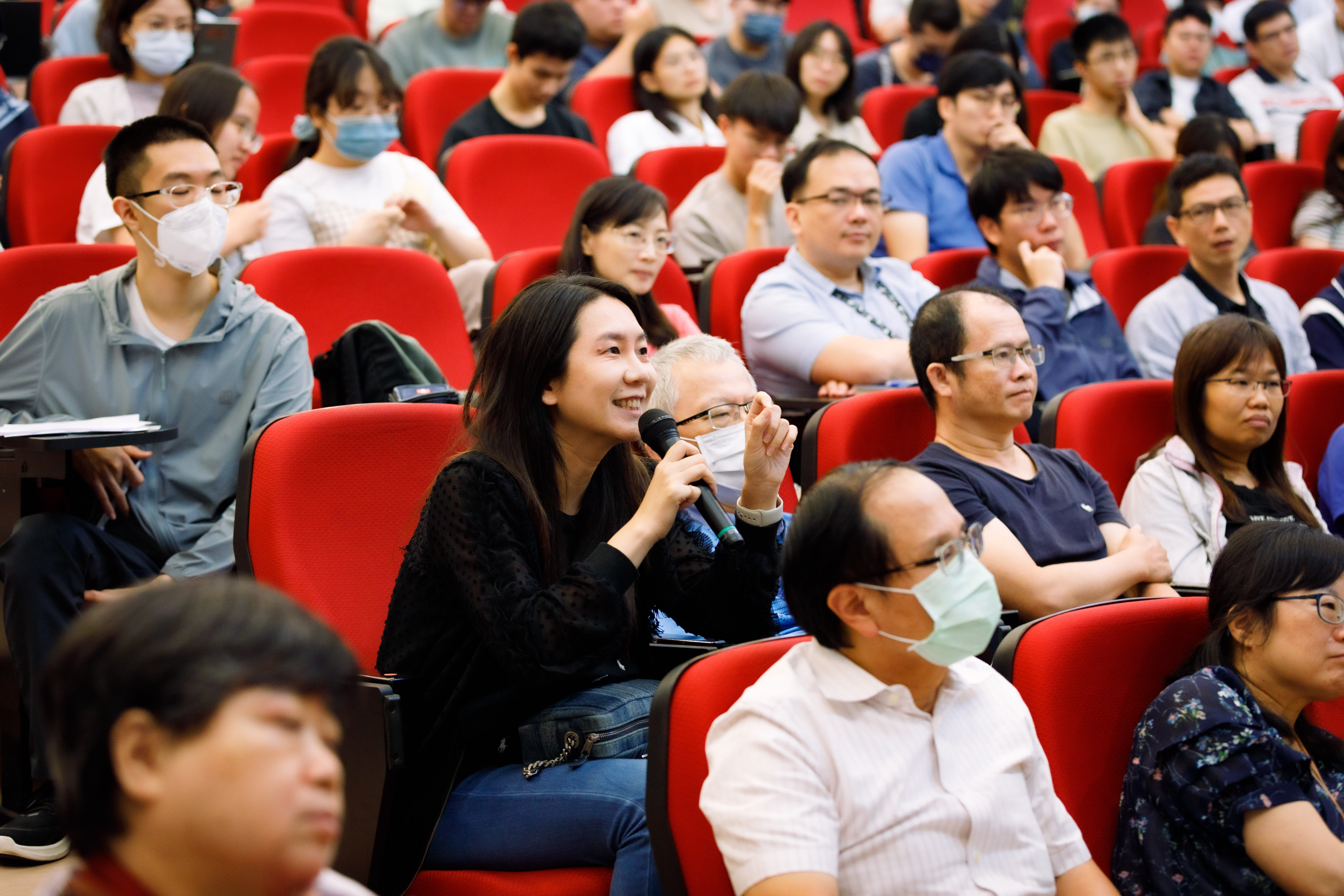 現場不同研究領域的老師提問相當踴躍,往來交會之間,屢見研究者喜見同好的知識火花
