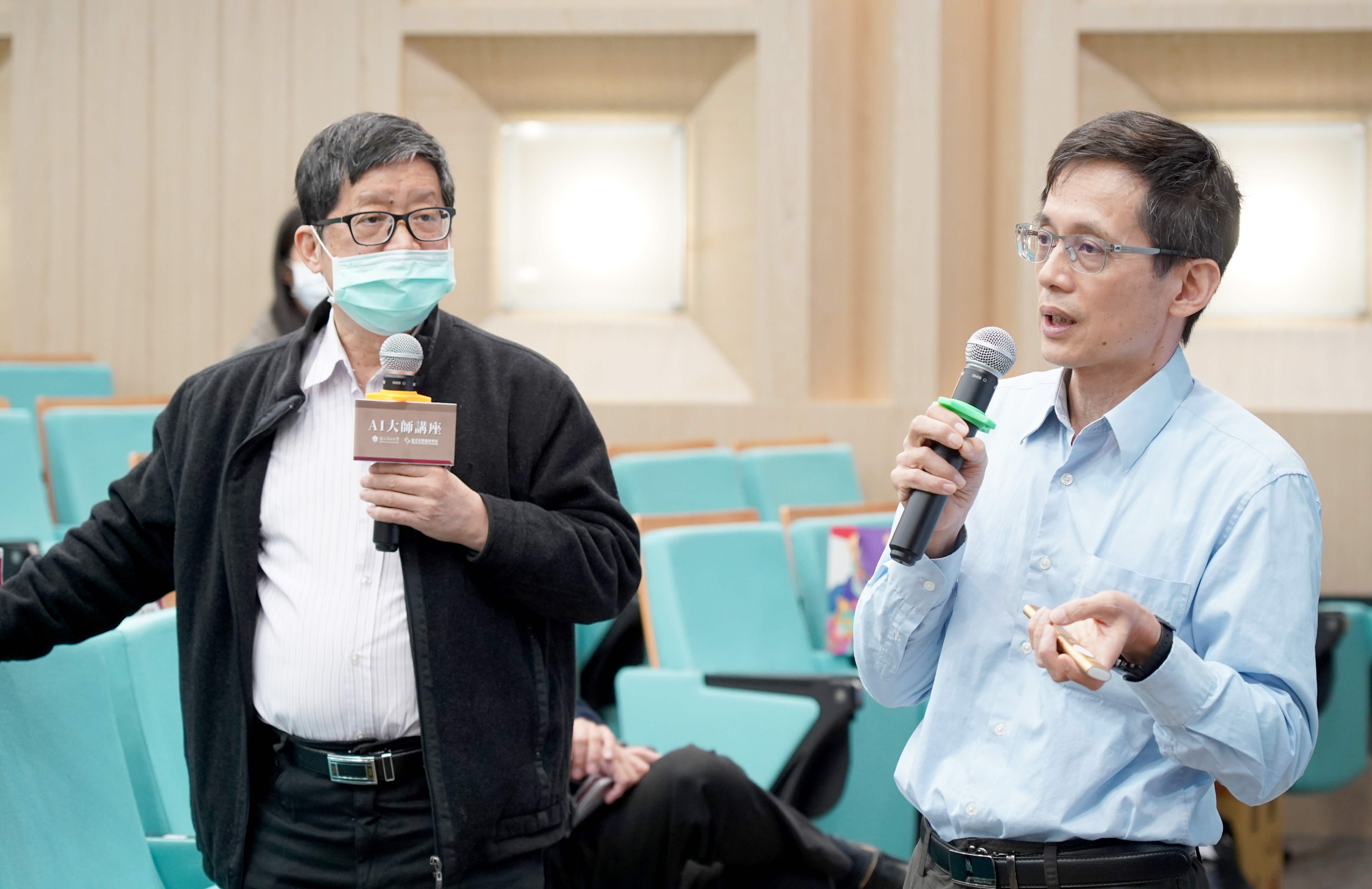 23日演講中,曾煜棋講座教授分享多年投入AI研究的心得,與現場師生展開熱切討論