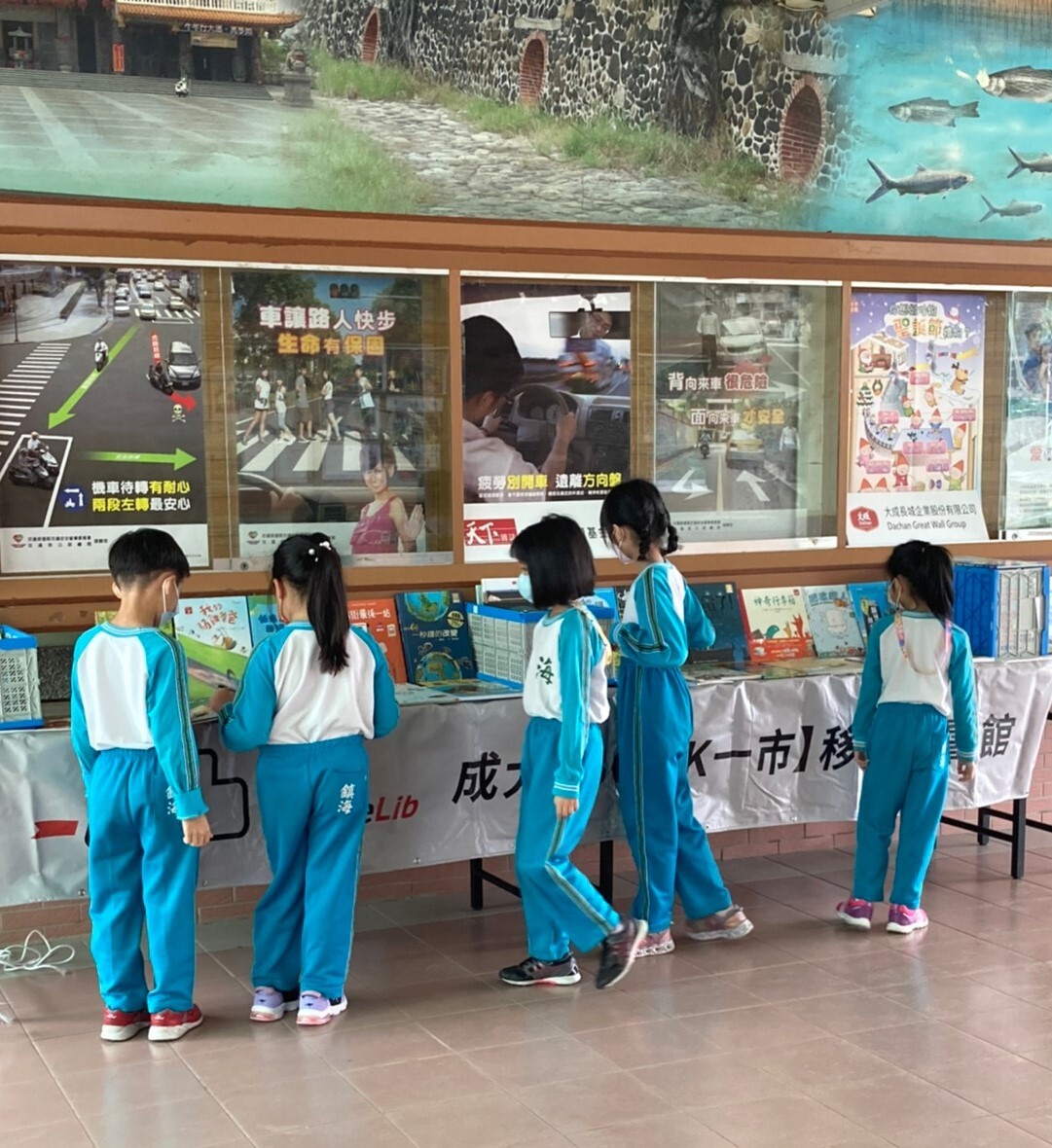 成大團隊與天下雜誌教育基金會一同推廣永續書單到校園，圖為安南區鎮海國小 SDGs 繪本悅讀（圖／陳冠芸）