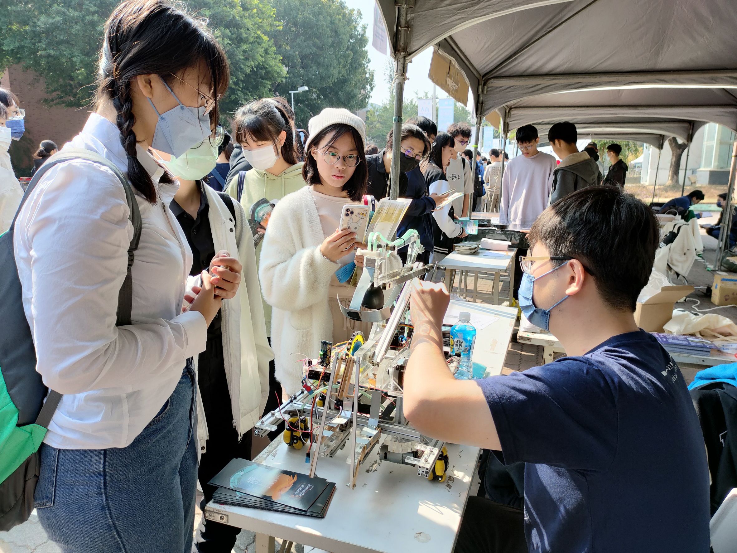 成大針對大一新生推出先修(AP)課程,透過虛實並進的夏季學院方案,創新學習模式與場域,讓學生未入學前就開始體驗大學課程,提早適應並規劃未來 4 年大學生活