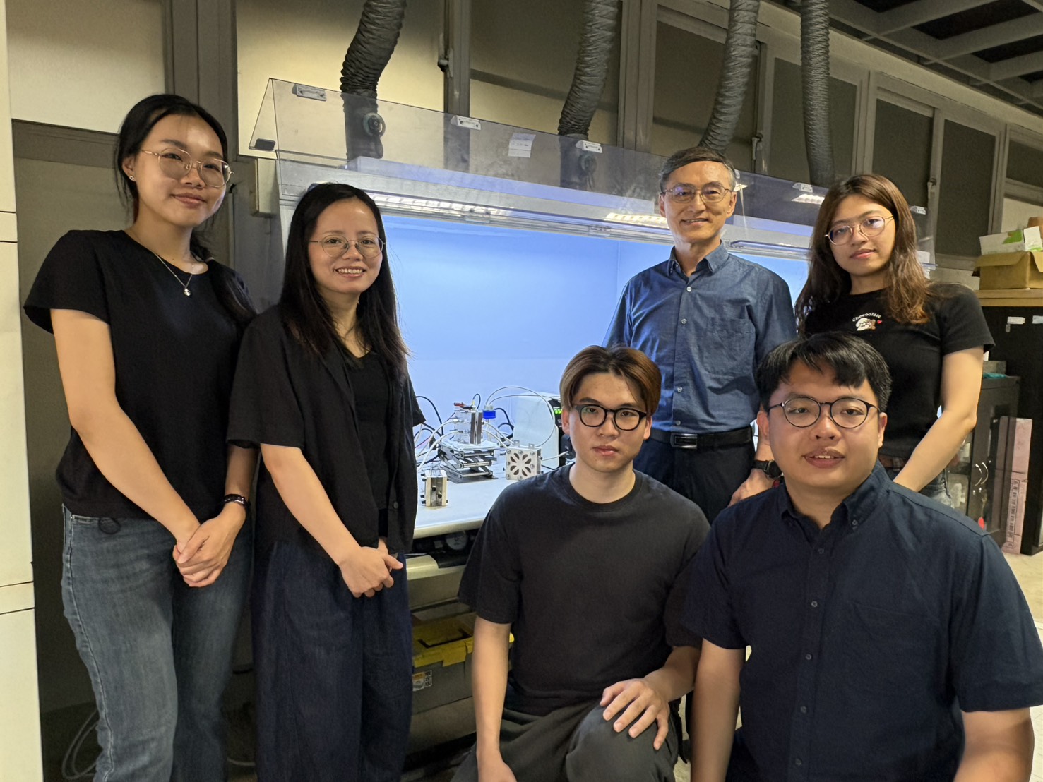 成大材料科學與工程學系講座教授丁志明團隊,突破海水電解瓶頸,研發特殊材料的催化劑,可高效能產氫,成果刊登在國際頂尖期刊上,圖為團隊成員,後排中間為講座教授丁志明,右方為專任助理宋沂錚,前方左起越南籍專任助理阮鳳、越南籍博士後研究員阮氏川、碩士生張簡柏辰、吳建安