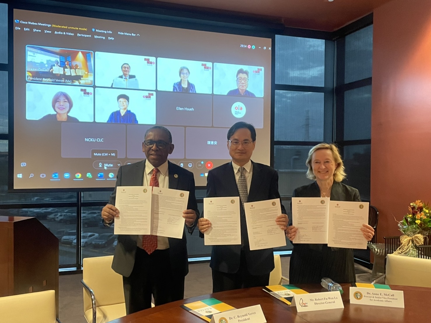 左起:美國路易斯安那傑為大學校長弗雷特、我國外交部駐休士頓辦事處處長羅復文與傑為大學教務長麥考爾共同於美國當地時間晚上6點與成大遠距視訊簽署合作備忘錄
