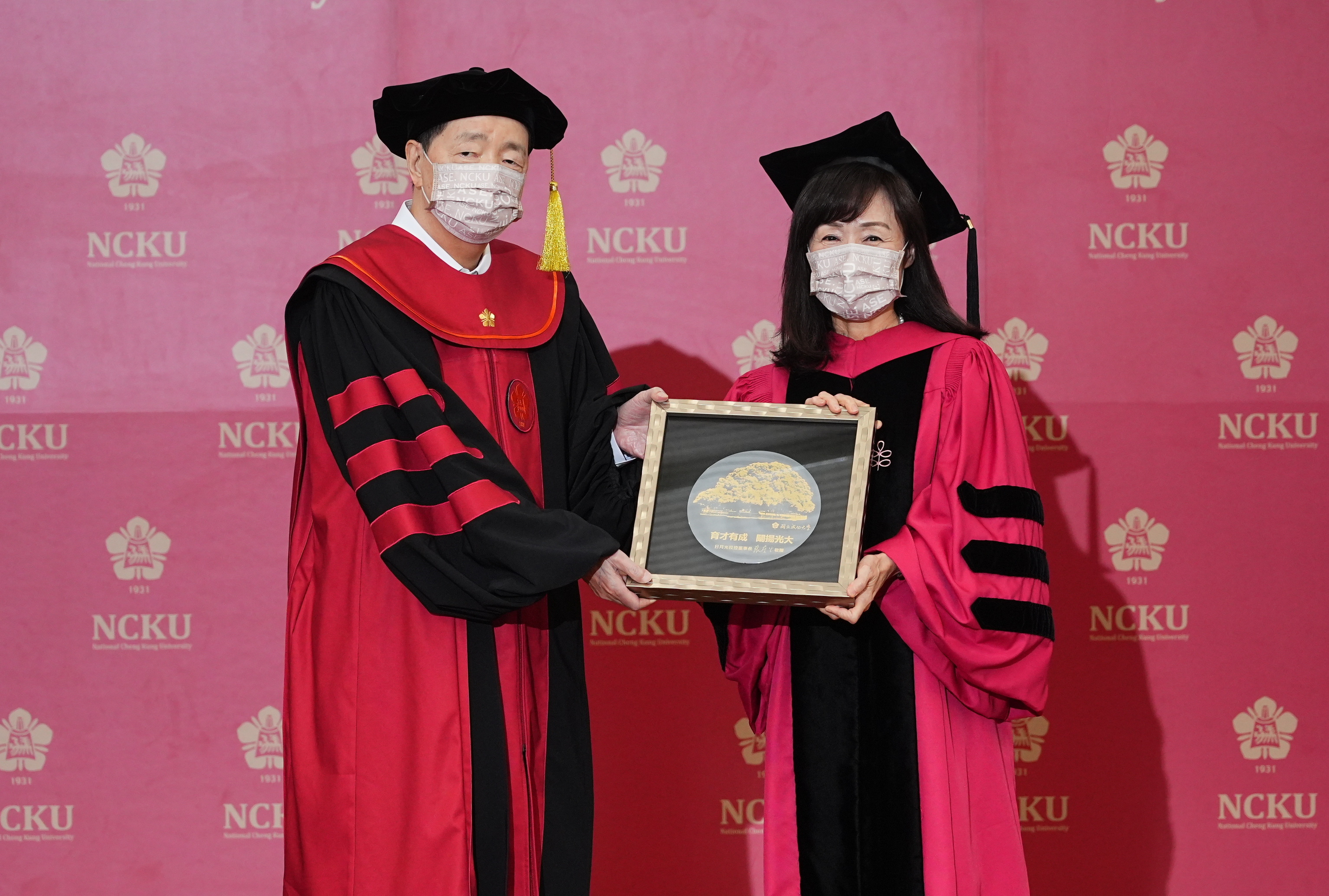 張虔生董事長致贈成大特製晶圓紀念品，寓意成功大學「育才有成，闡揚光大」