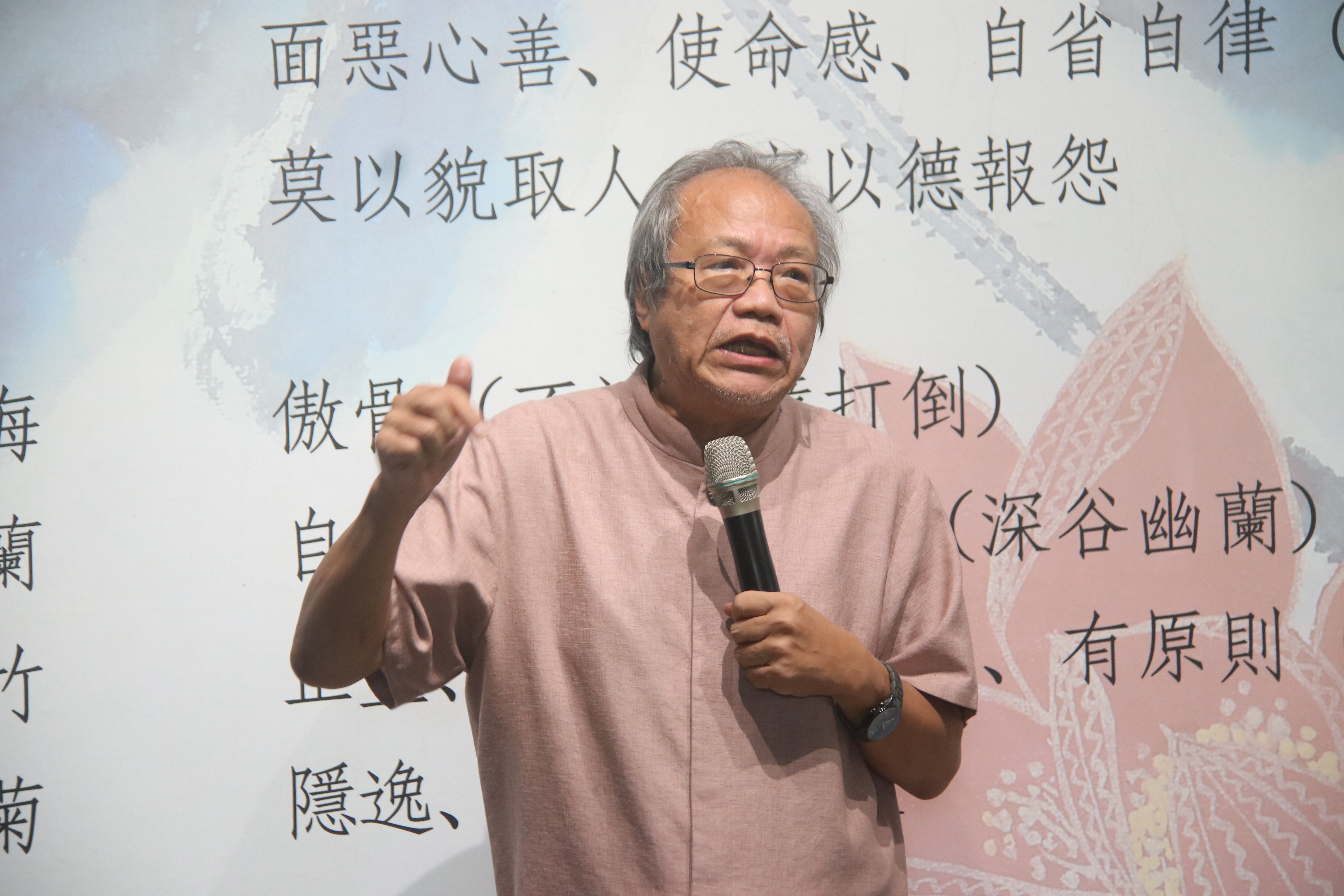 國立成功大學歷史系蕭瓊瑞名譽教授歡迎大家來參展，豐富的藏品絕對讓大家一飽眼福，收穫滿滿