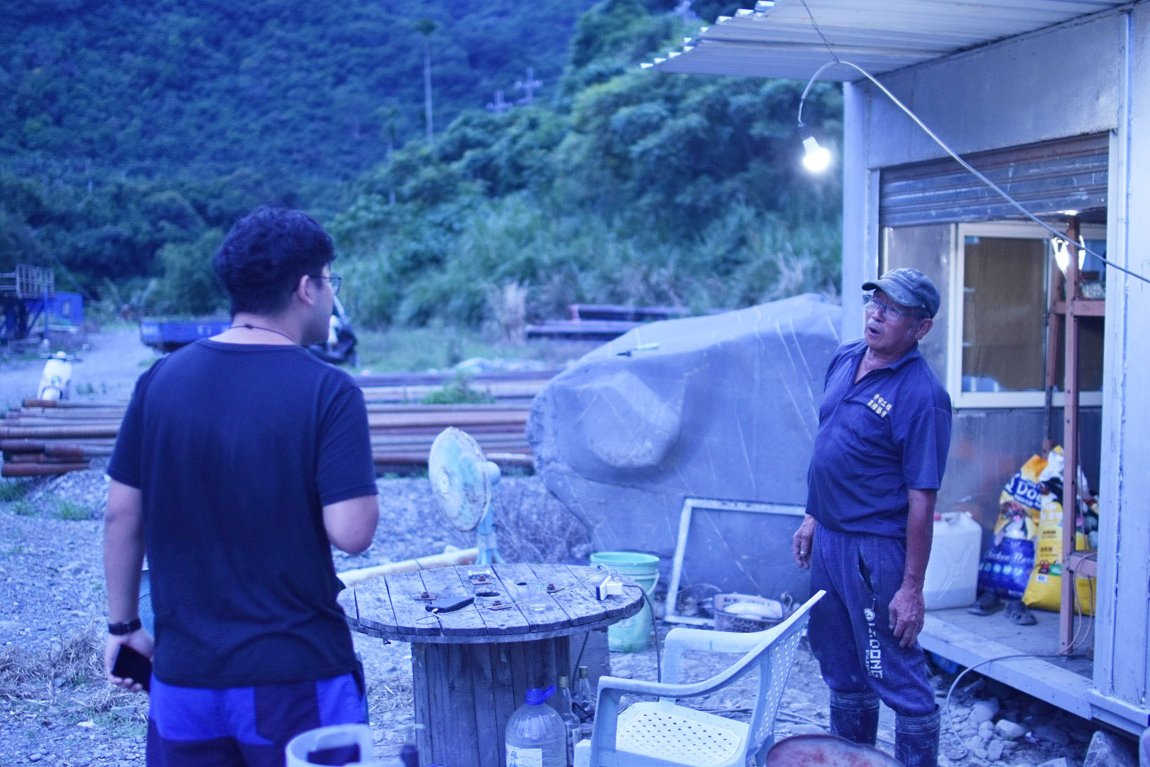 Zeng investigates in Taimali-Chinlun Geothermal Area.