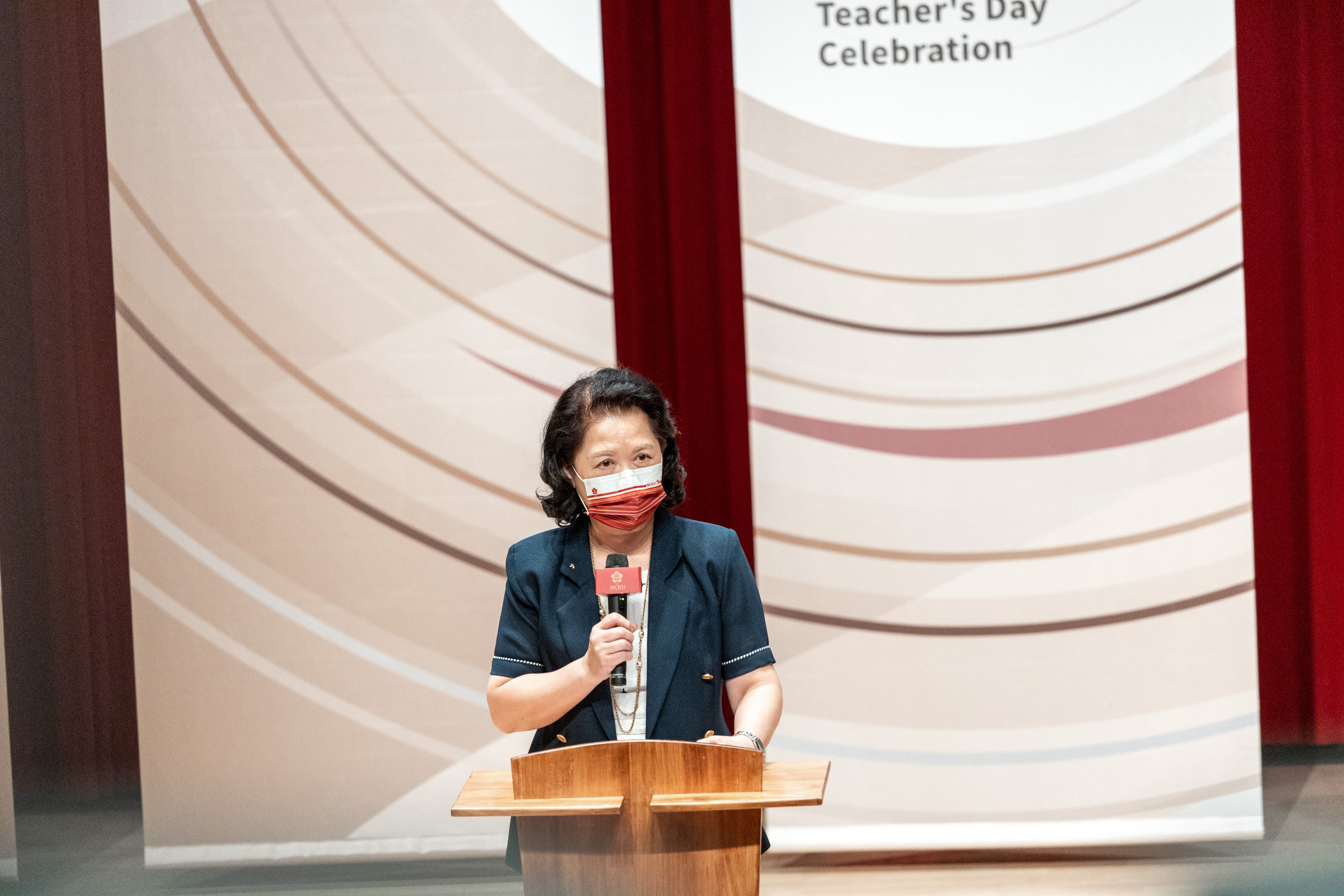 何月仁老師代表資深優良教師致詞