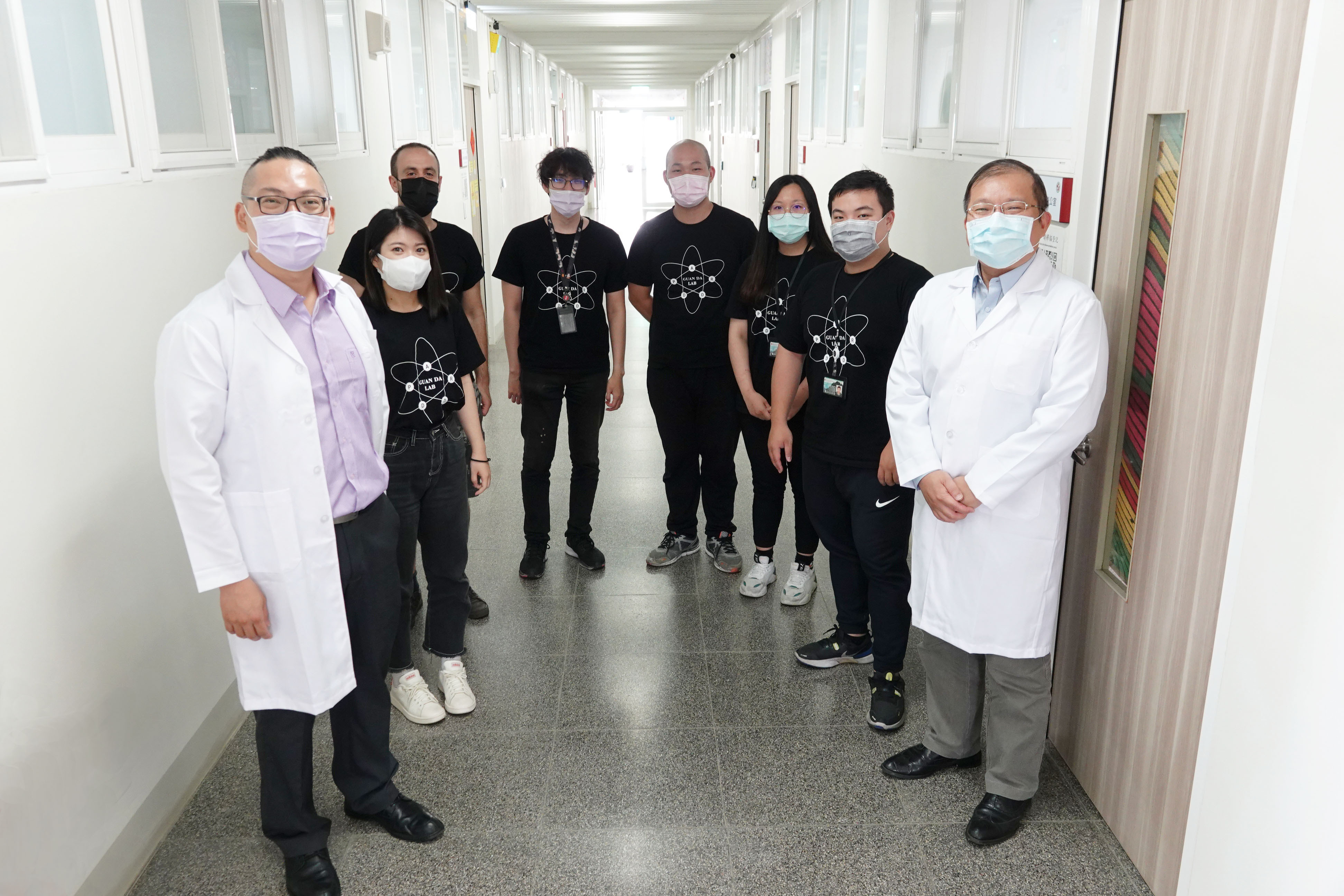 成大生技系許觀達教授(左1)帶領團隊研究登國際期刊