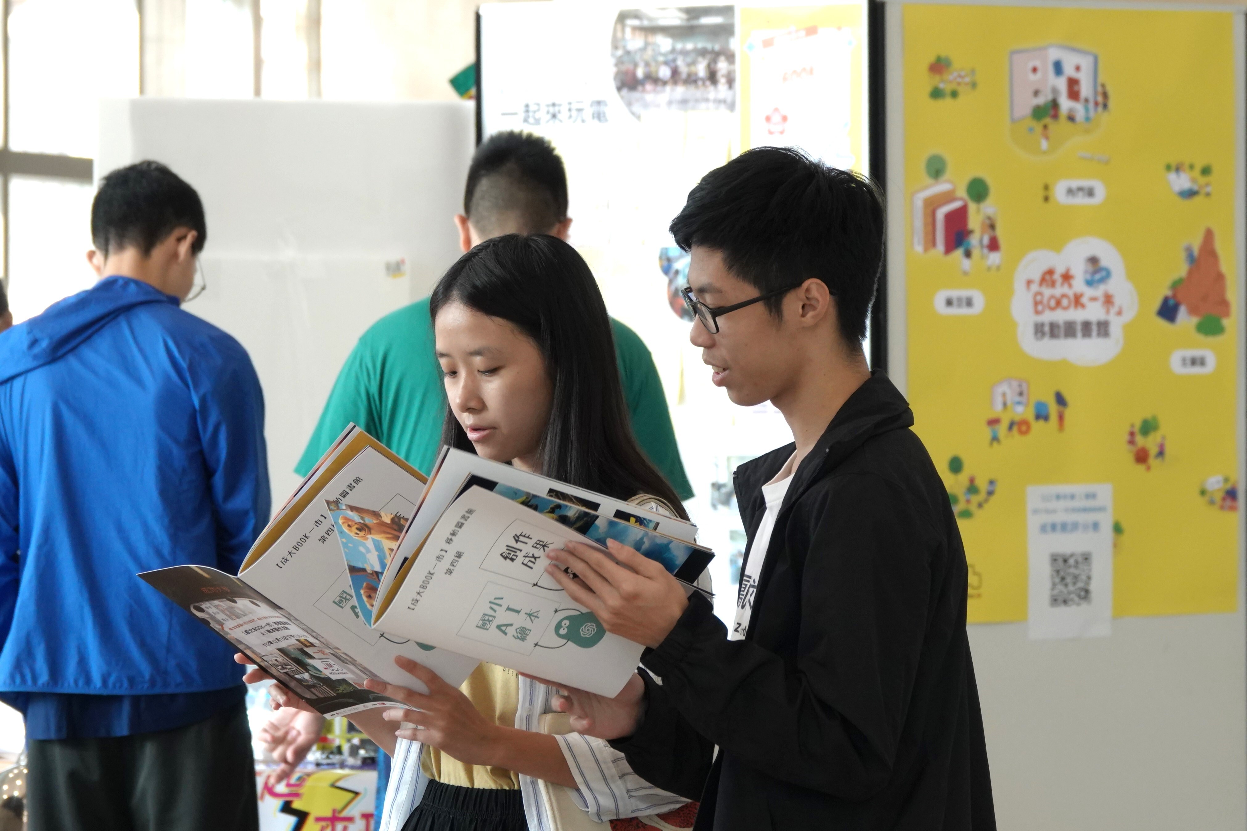 知識分享是「成大 Book 一市」移動圖書館重要的核心精神，目前透過課程所開發的科教主題教材高達 48 種，可以把成大的資源、成大的知識以及成大的能量更為便利的傳播到更多需要的地方