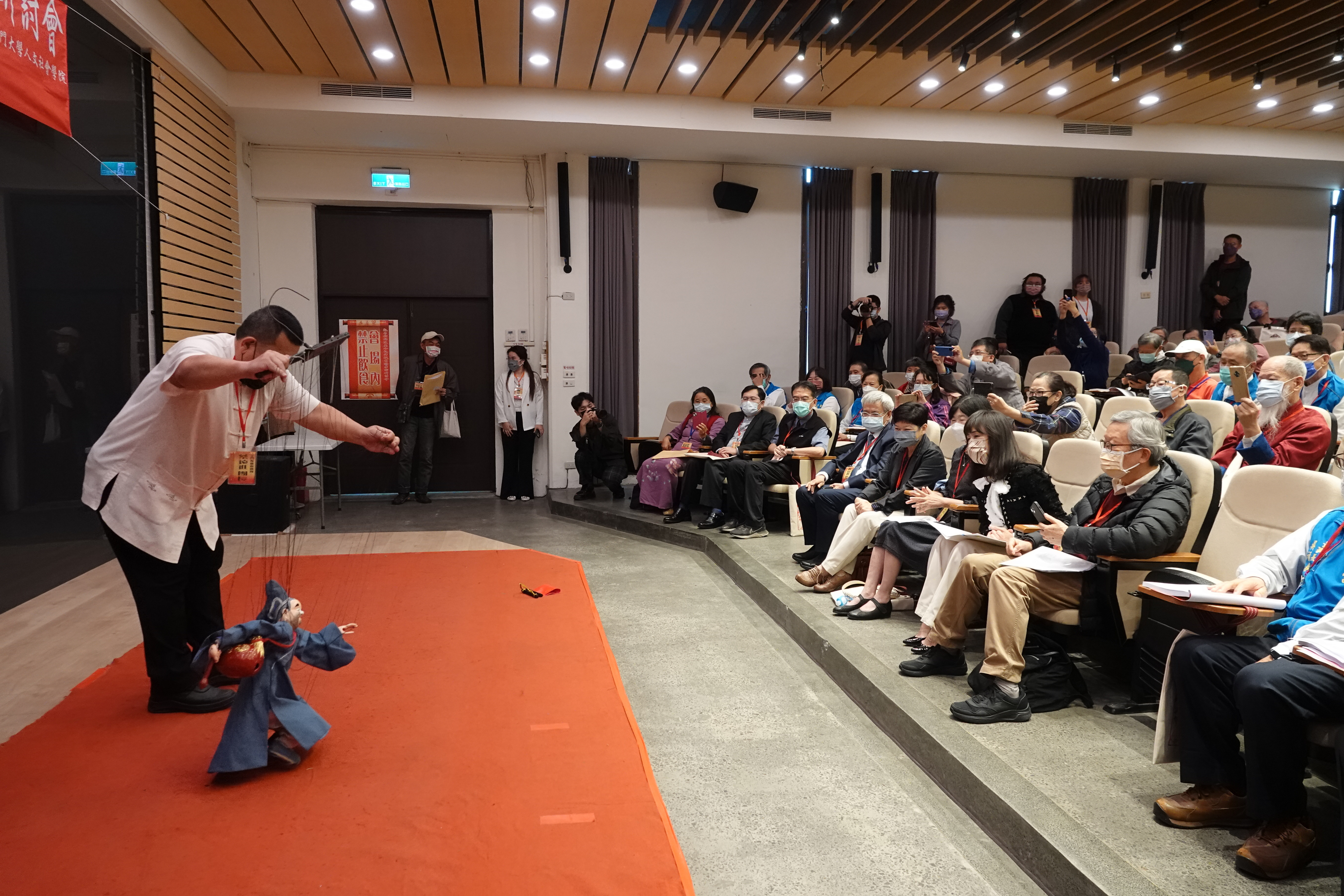 金門傀儡戲劇團團長蔡遠進現場操偶表演吸引觀眾目光
