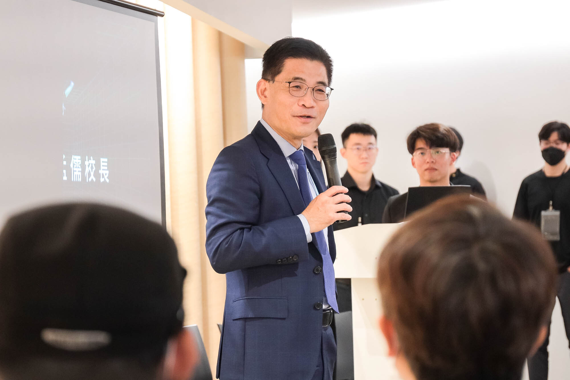 沈孟儒校長致詞時期勉畢業生們,面對未來除了要有也要有軟實力,也就是心懷感恩,為社會貢獻。