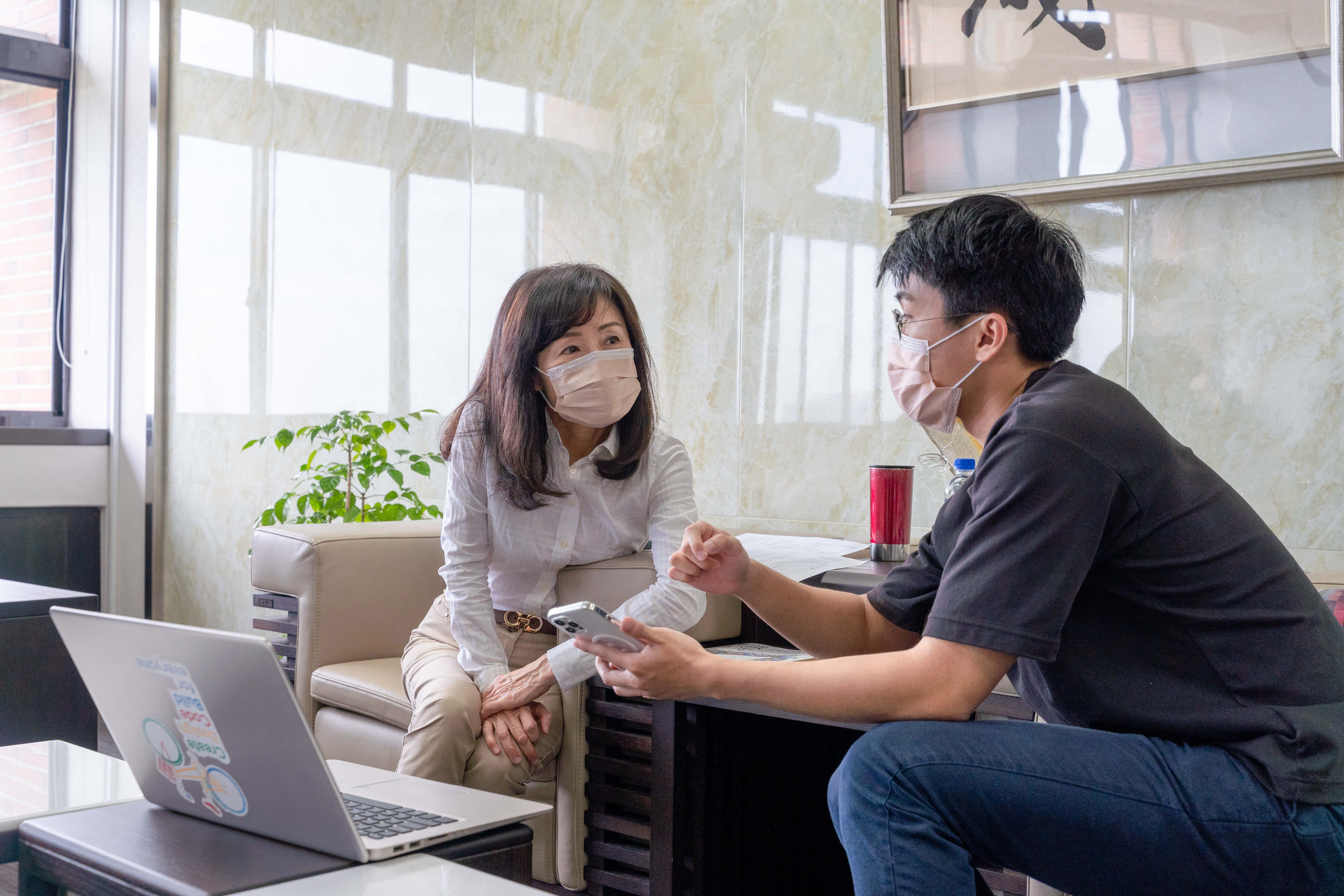 成大區塊鏈社社長張晉維（右）向蘇慧貞校長(左)介紹 NFT 與區塊鏈社