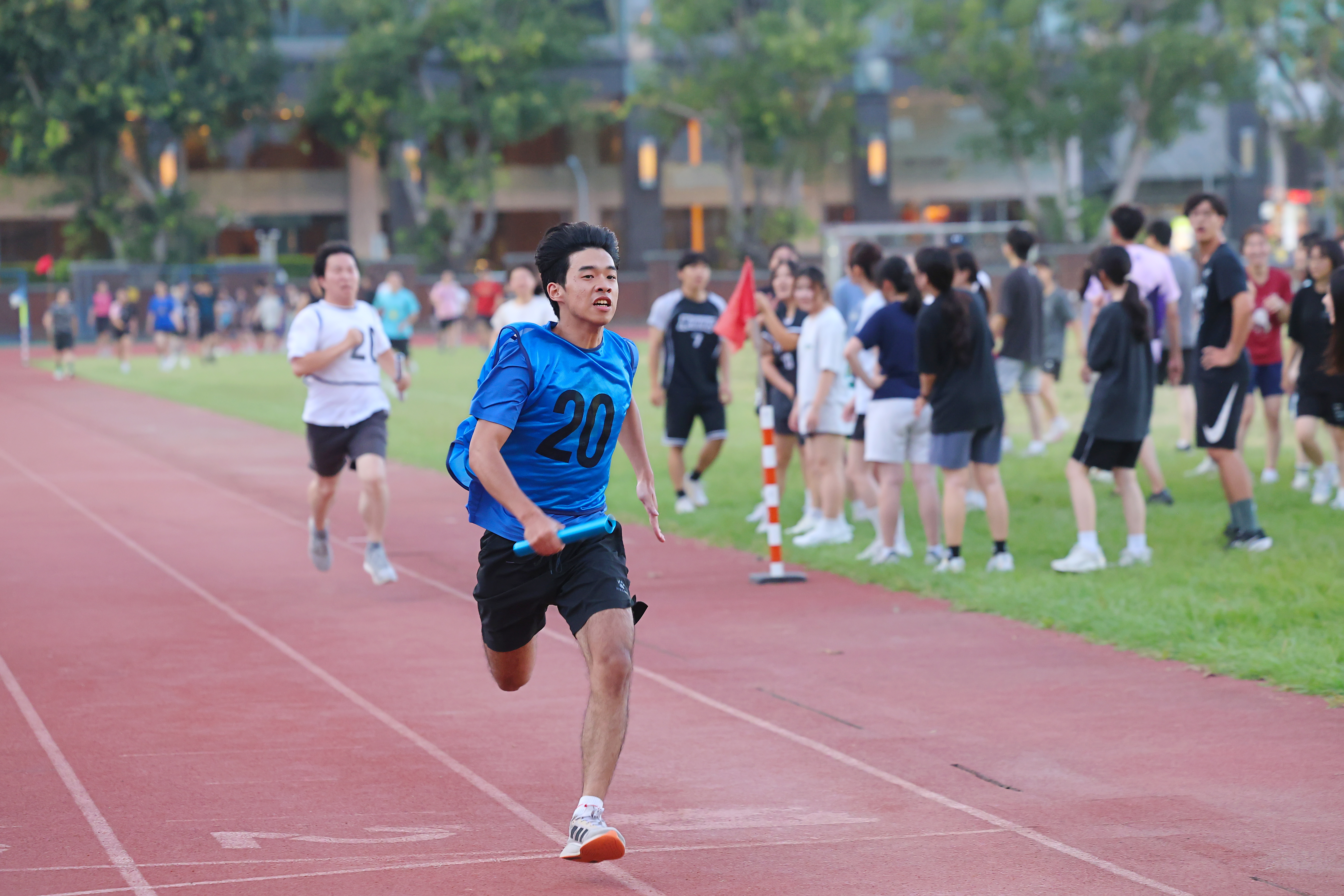 每一位跑者在傳接棒間拚盡全力、堅持到終點