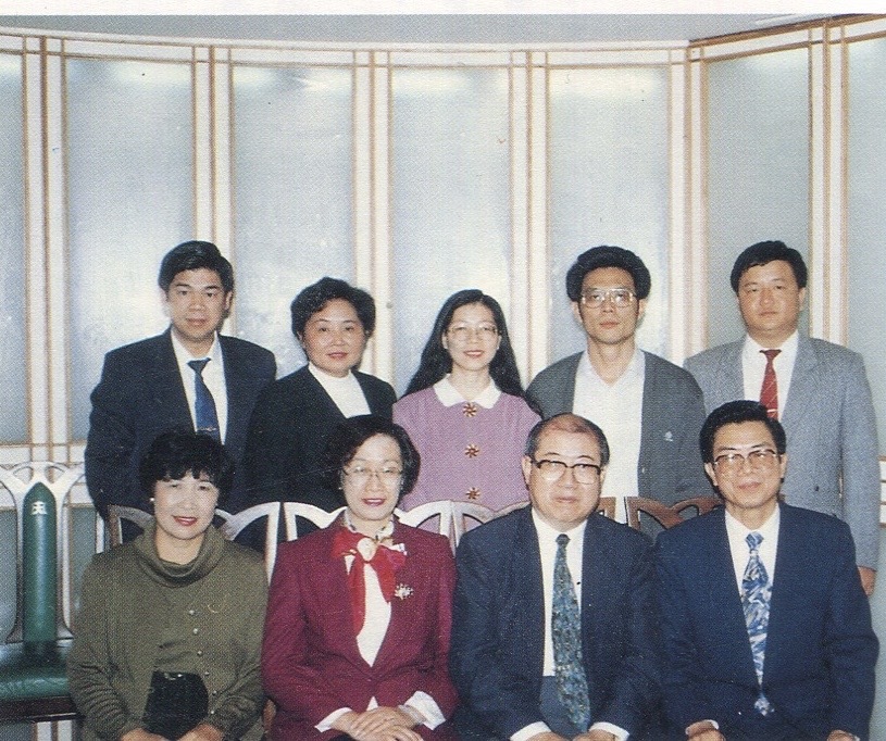 前排右起陳金雄、馬哲儒、楊友偉、黃玉梅,後排右起陳明雄、劉睿忠、林碧珠、陳麗媛、李金振