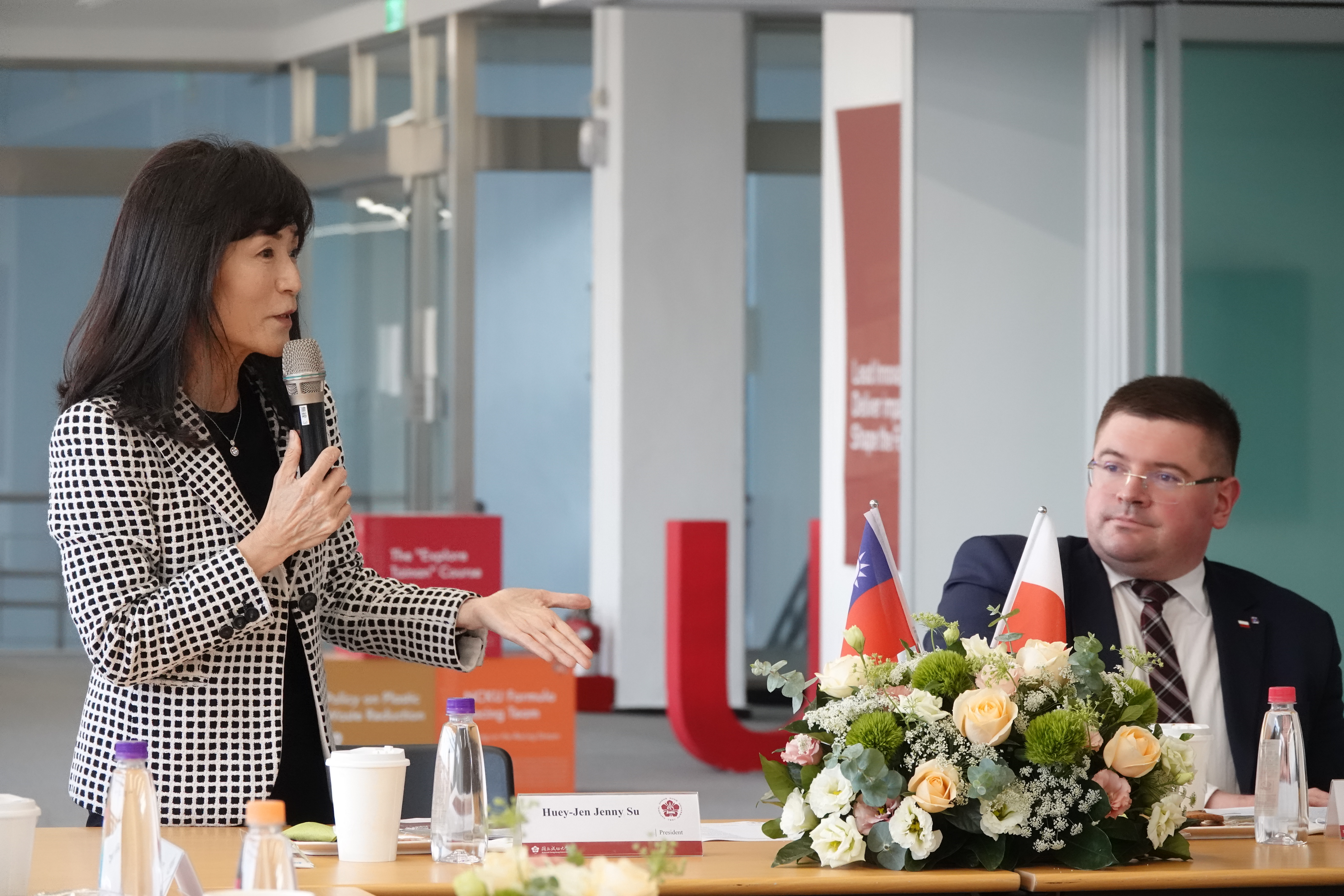 成大蘇慧貞校長(左)歡迎波蘭科學與高等教育部政務次長托馬斯.雷姆科夫斯基(右)一行蒞臨成大交流