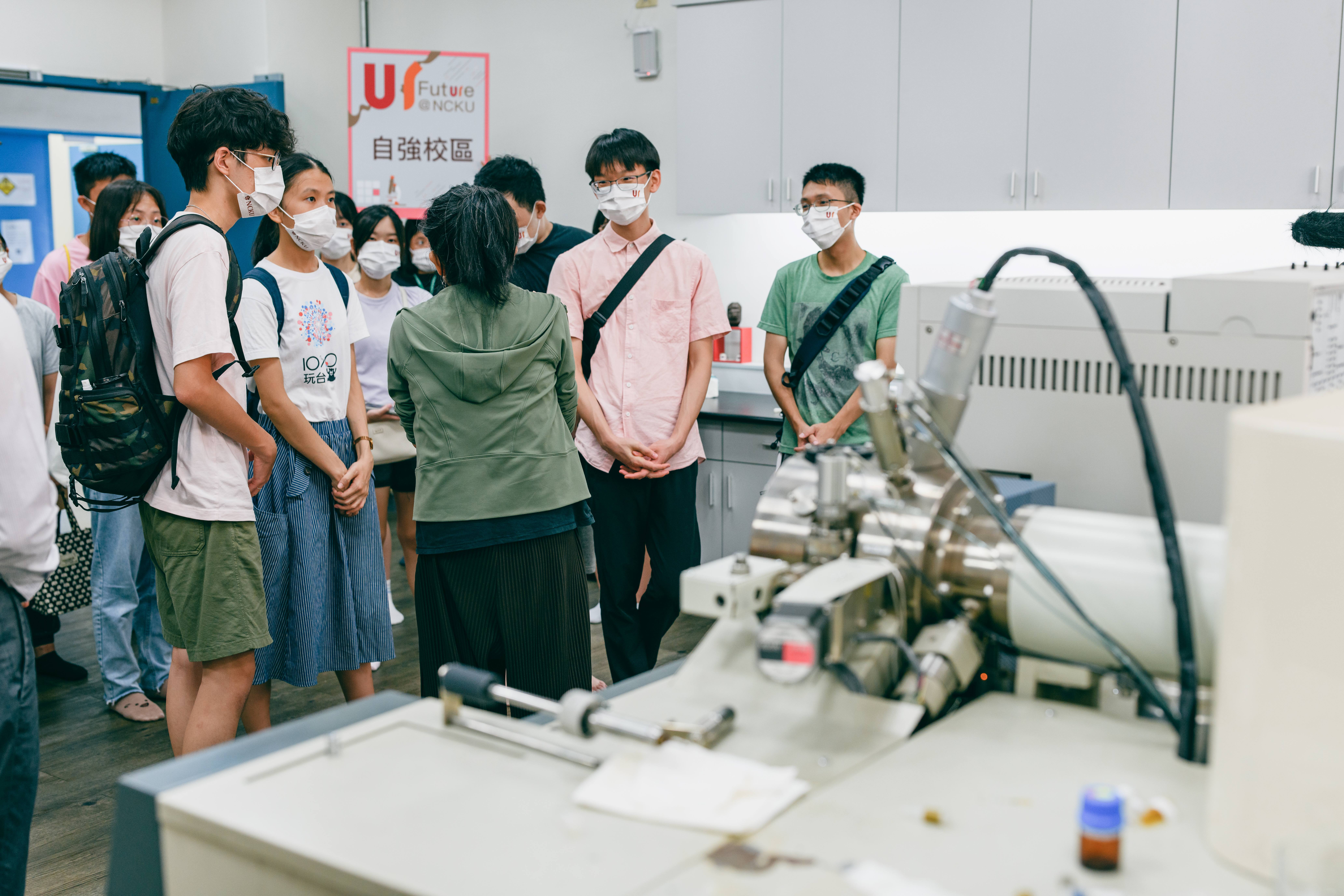 根據成大「新生支持辦公室」營運團隊觀察,新生入學提問涵蓋生活與學習兩大面向。今年新推出的大學預修課程(AP)獲新生熱烈迴響;113學年將開辦探索學分,鼓勵學生跨域學習(圖為 UR 大學部研究資料照片)