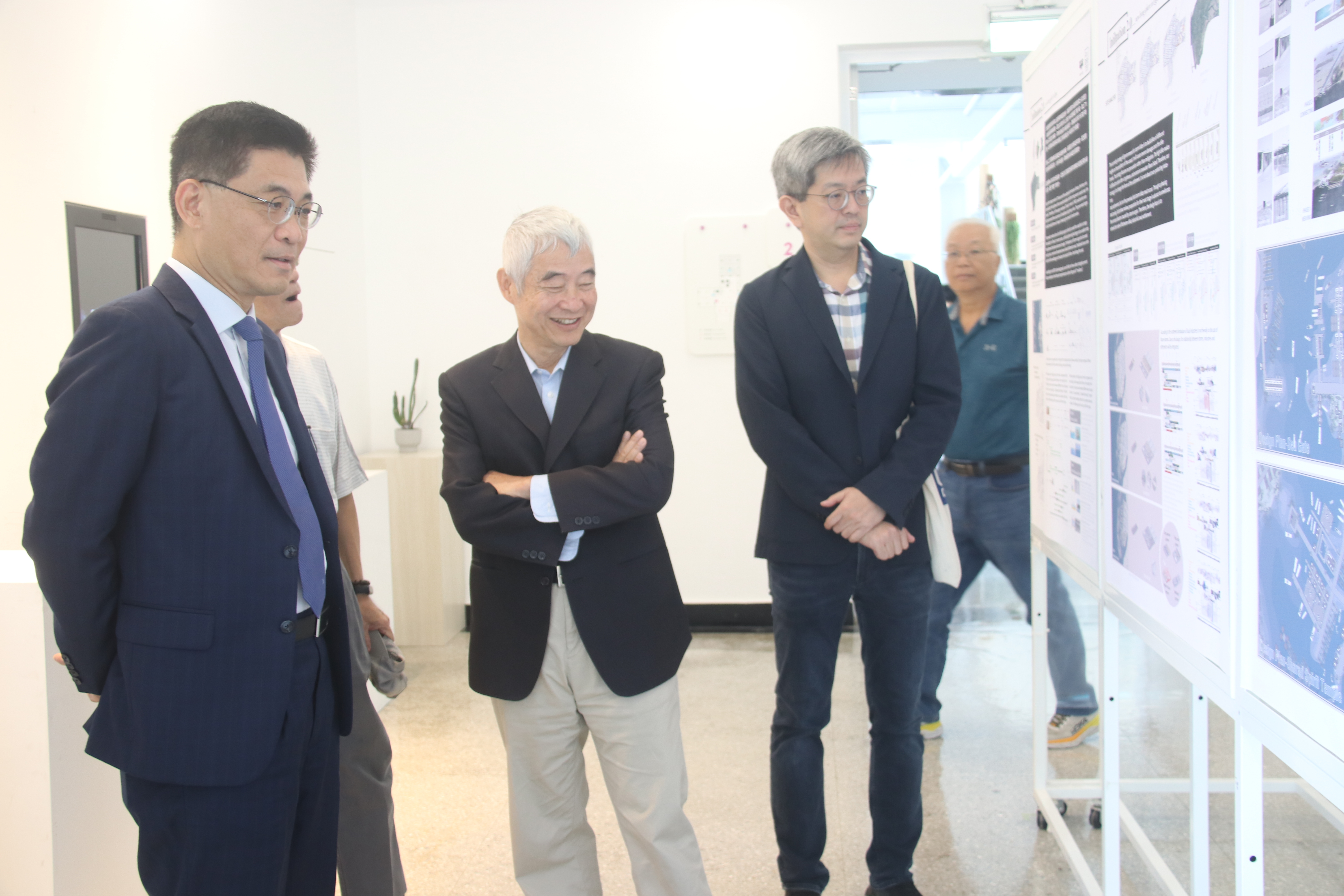 國立成功大學校長沈孟儒(左)參觀成功大學與東海大學學生的作品聯展