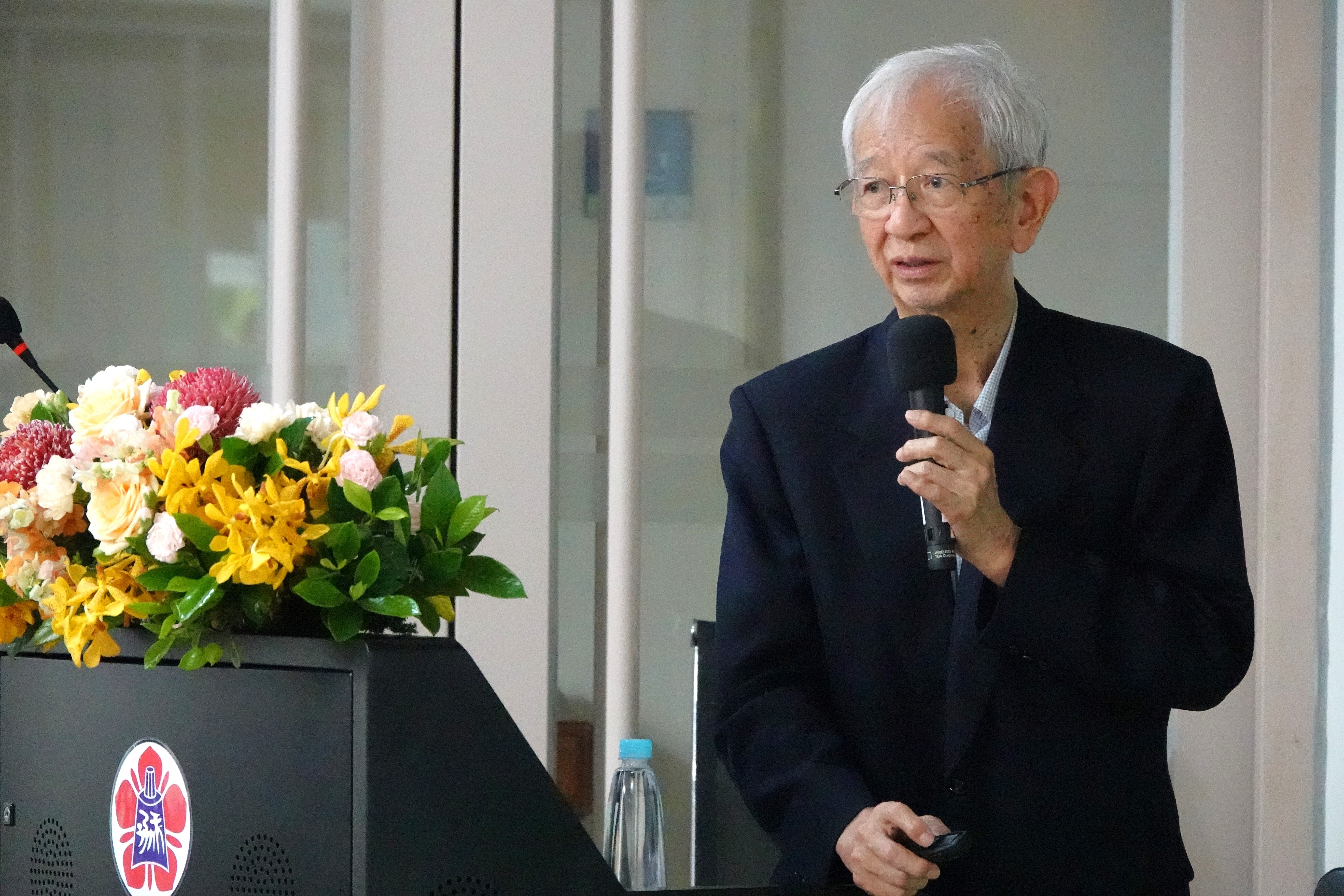 國立成功大學 2024 第三場鳳凰講座,5 月 21 日下午邀請中央研究院院士李遠哲蒞校演講。本次演講探討「⼈類永續⽣存的新發展模式」,全球性社會發展重要議題,引發跨世代師生不少共鳴