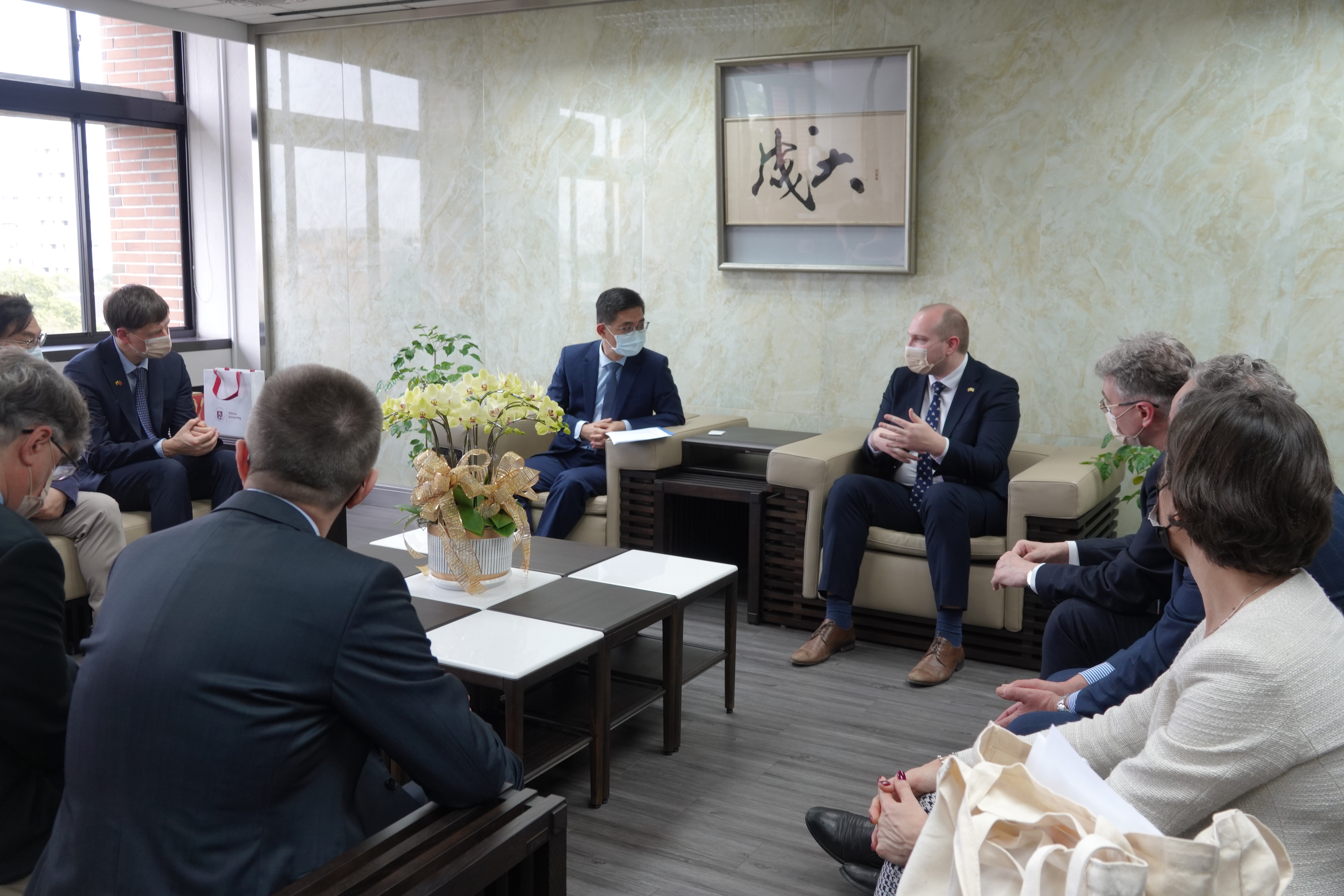 In the principal's office, NCKU President Meng-Ru Shen received the Lithuanian delegation.