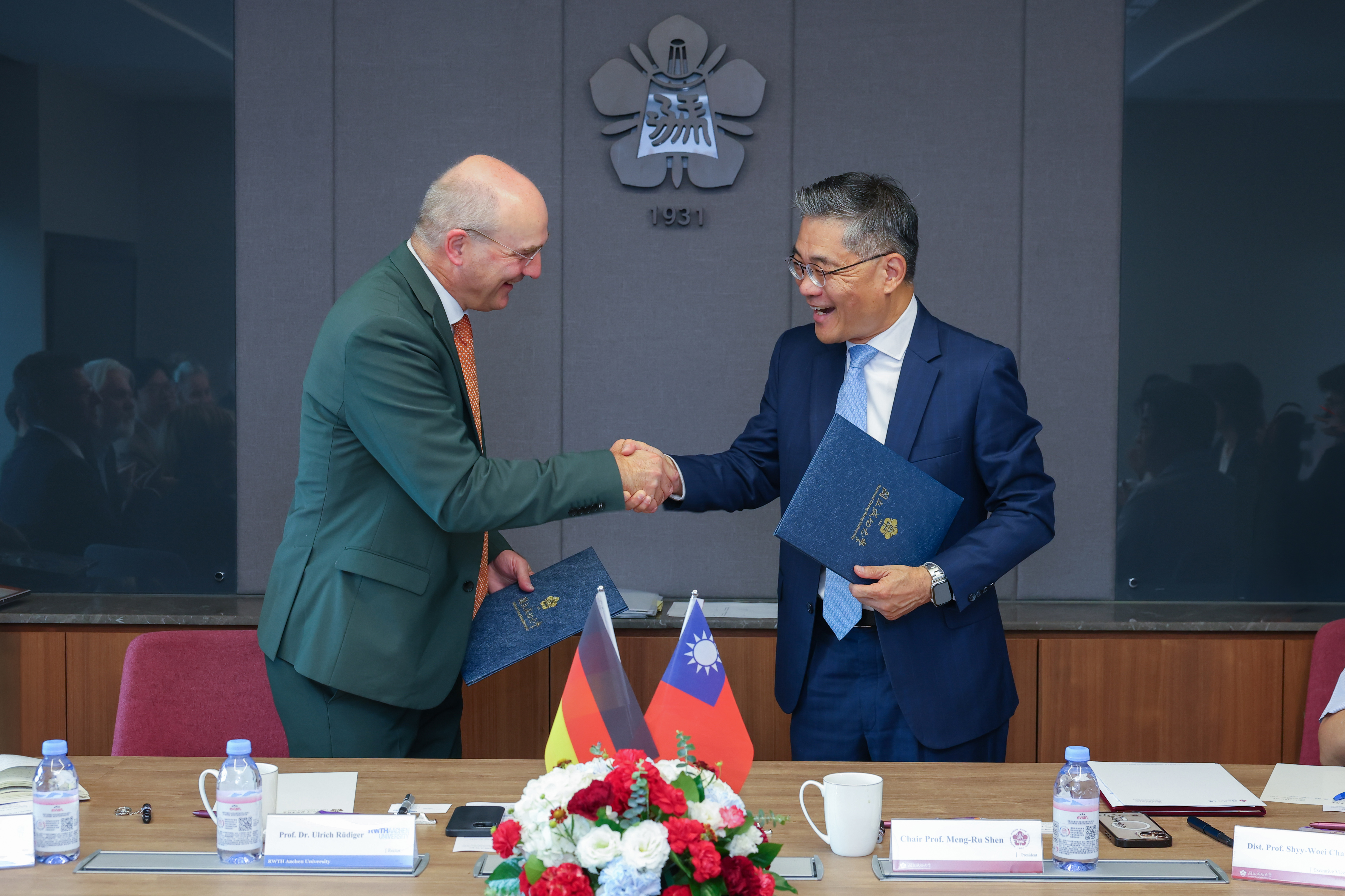 德國阿亨工業大學校長 Ulrich Rüdiger(左)與成功大學校長沈孟儒握手合影,象徵兩校逾半世紀的深厚情誼,以及持續深化國際學術合作的共同承諾