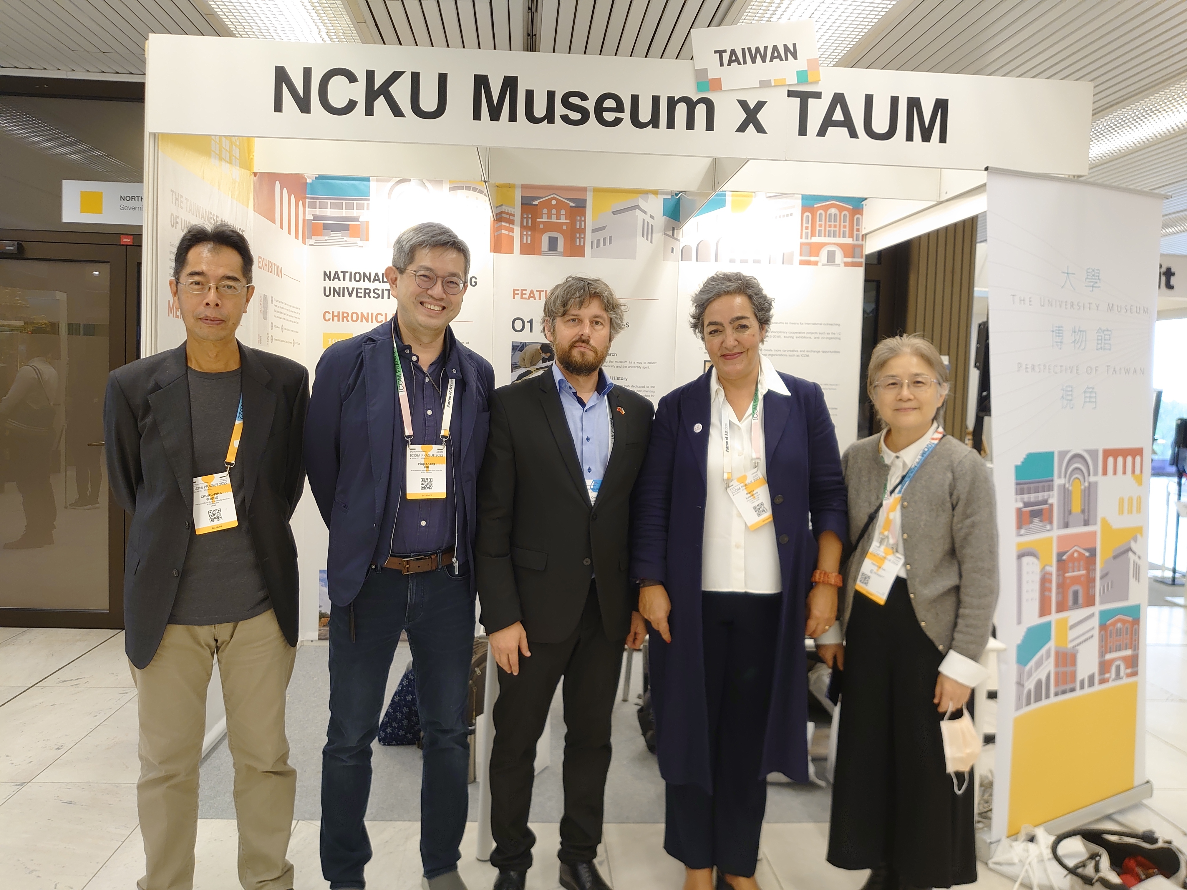 成大博物館代表與 UMAC 主席 Marta C. Lourenço、捷克國家技術博物館國際合作負責人 Ondřej Dostál 於展位前合影