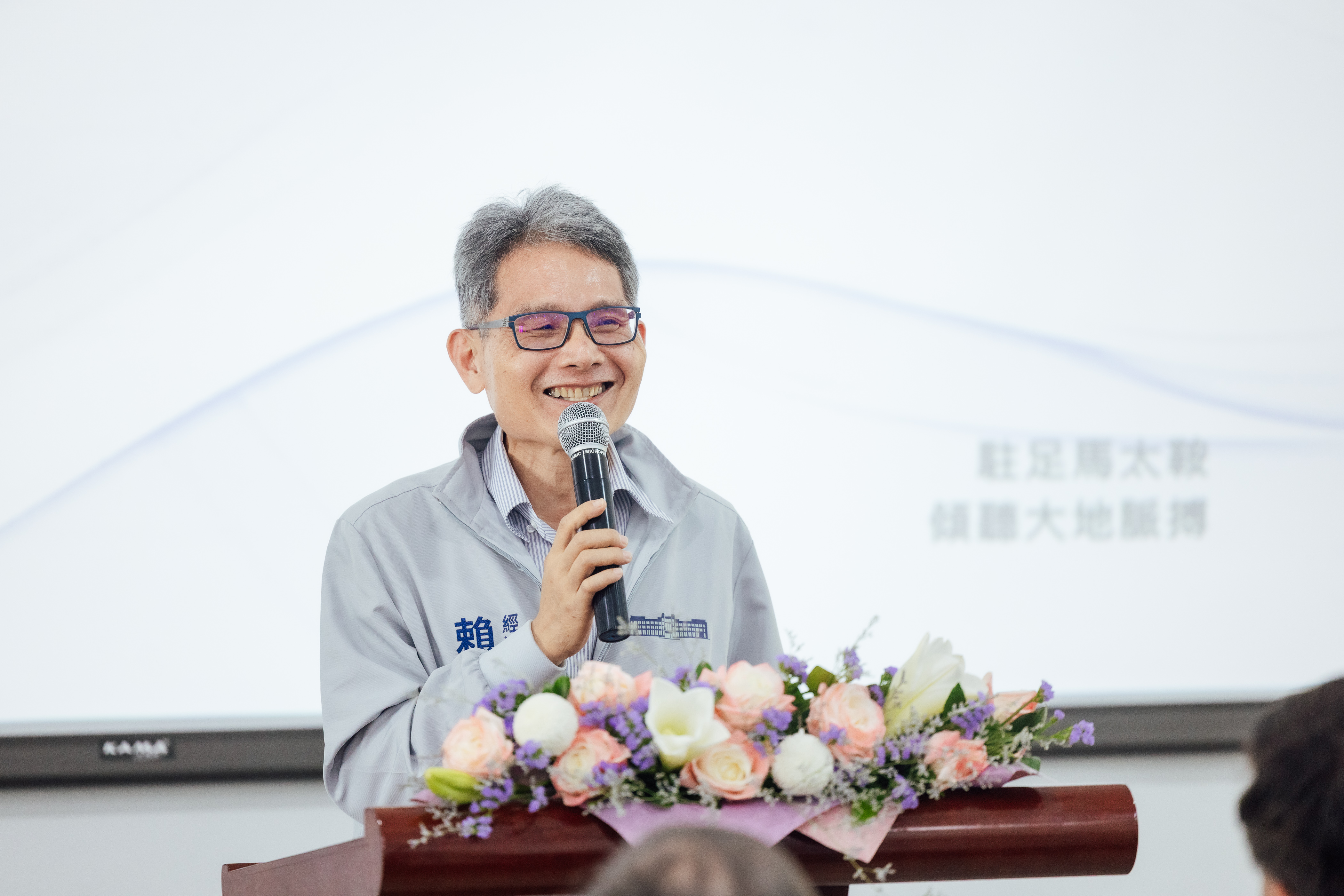 經濟部賴建信常務次長特別佩服成大設立科學工作站的決心,不僅投入全校超過半數的學院專家,更自籌經費支持,並期許科學工作站在成大百年校慶時能展現豐碩成果
