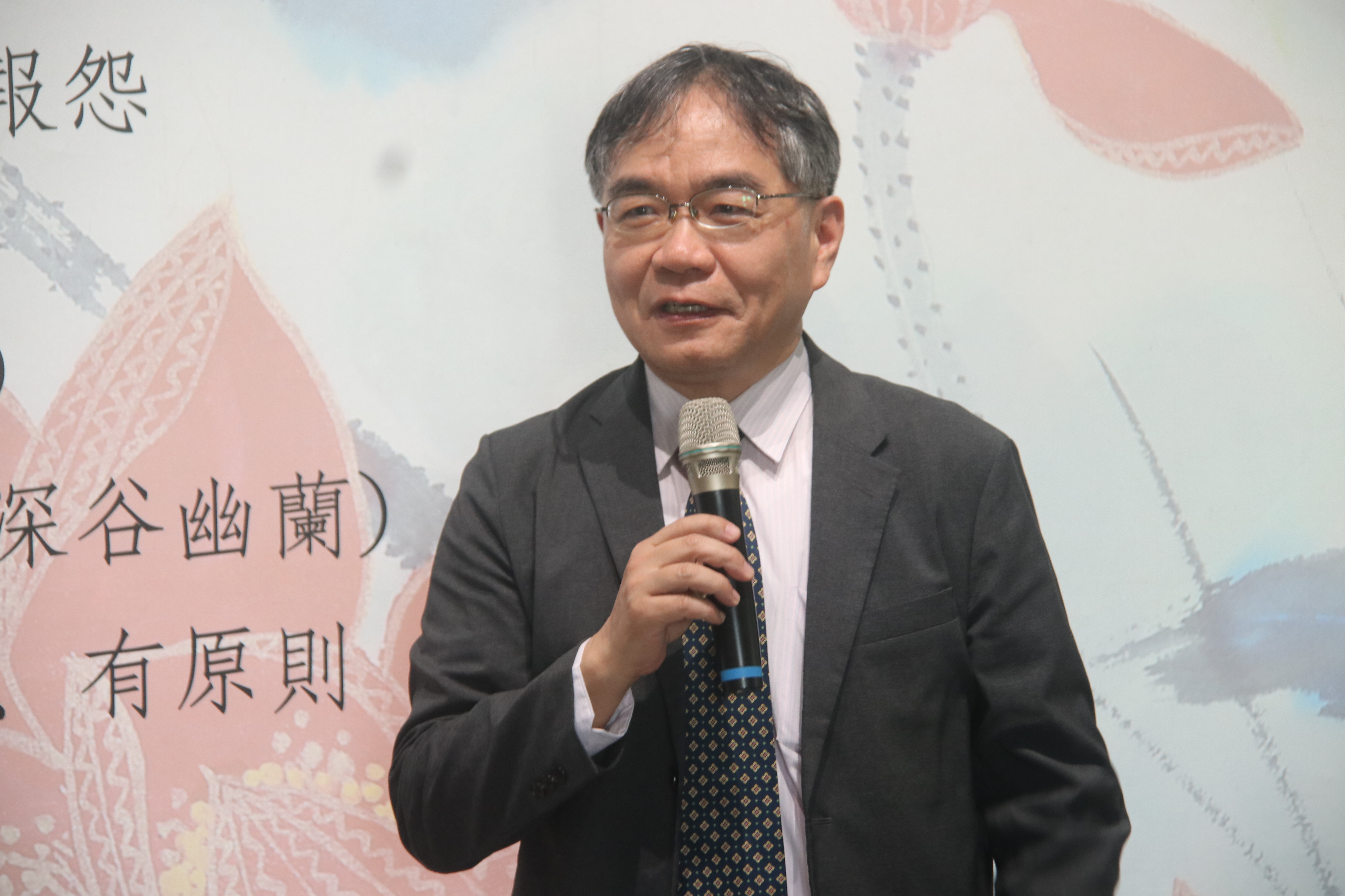 臺南藝術大學邱上嘉校長致詞時感謝張教授邀約，有機會能夠來到溪北在南藝大展出