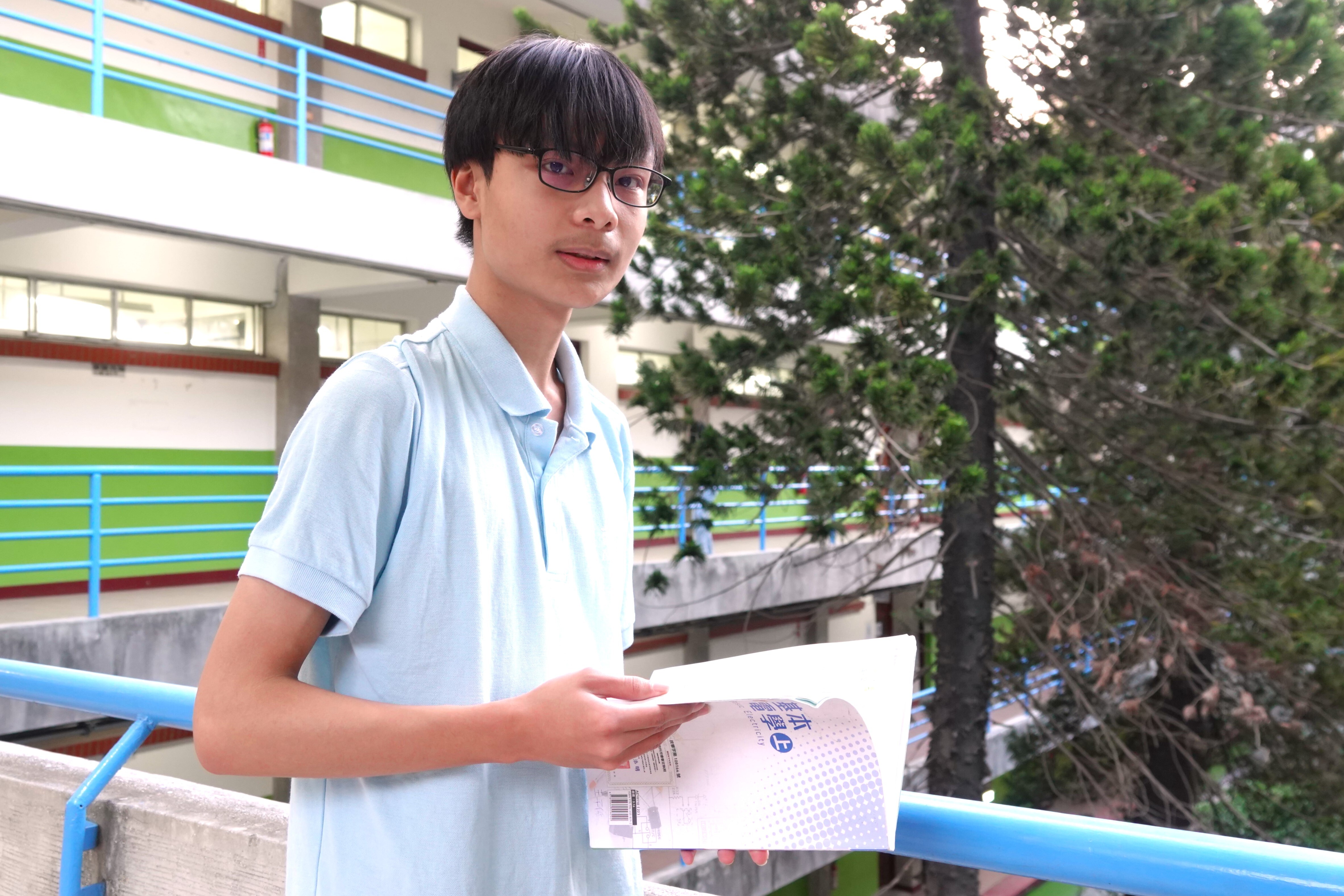 高睿國小、國中皆是自學生，對程式語言有極大熱情，也自主安排哲學與音樂等科目