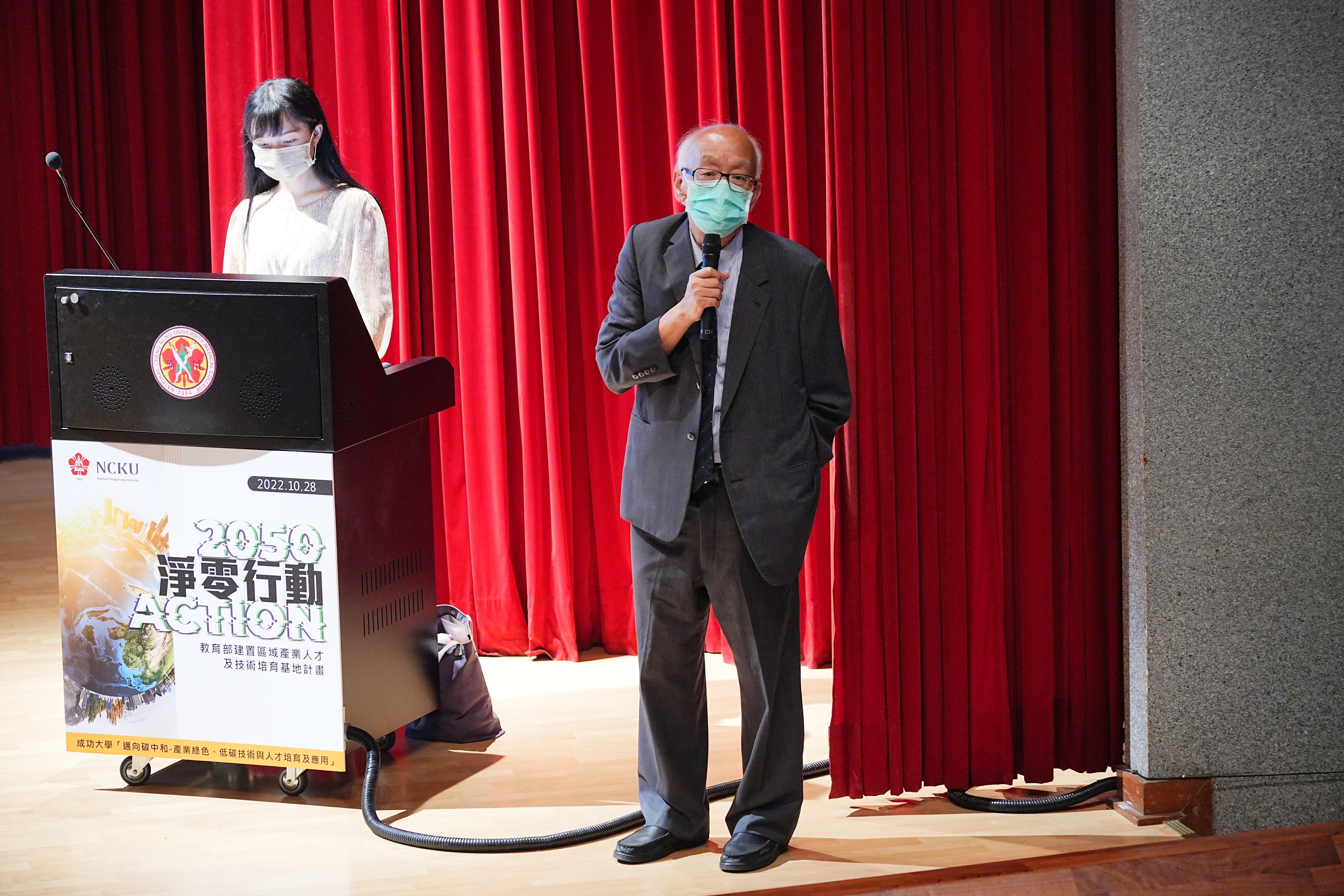 成大負碳排示範工廠總主持人陳志勇教授表示全球氣候危機需要年輕力量積極投入,以新科技解決經濟與環境面臨的嚴峻挑戰