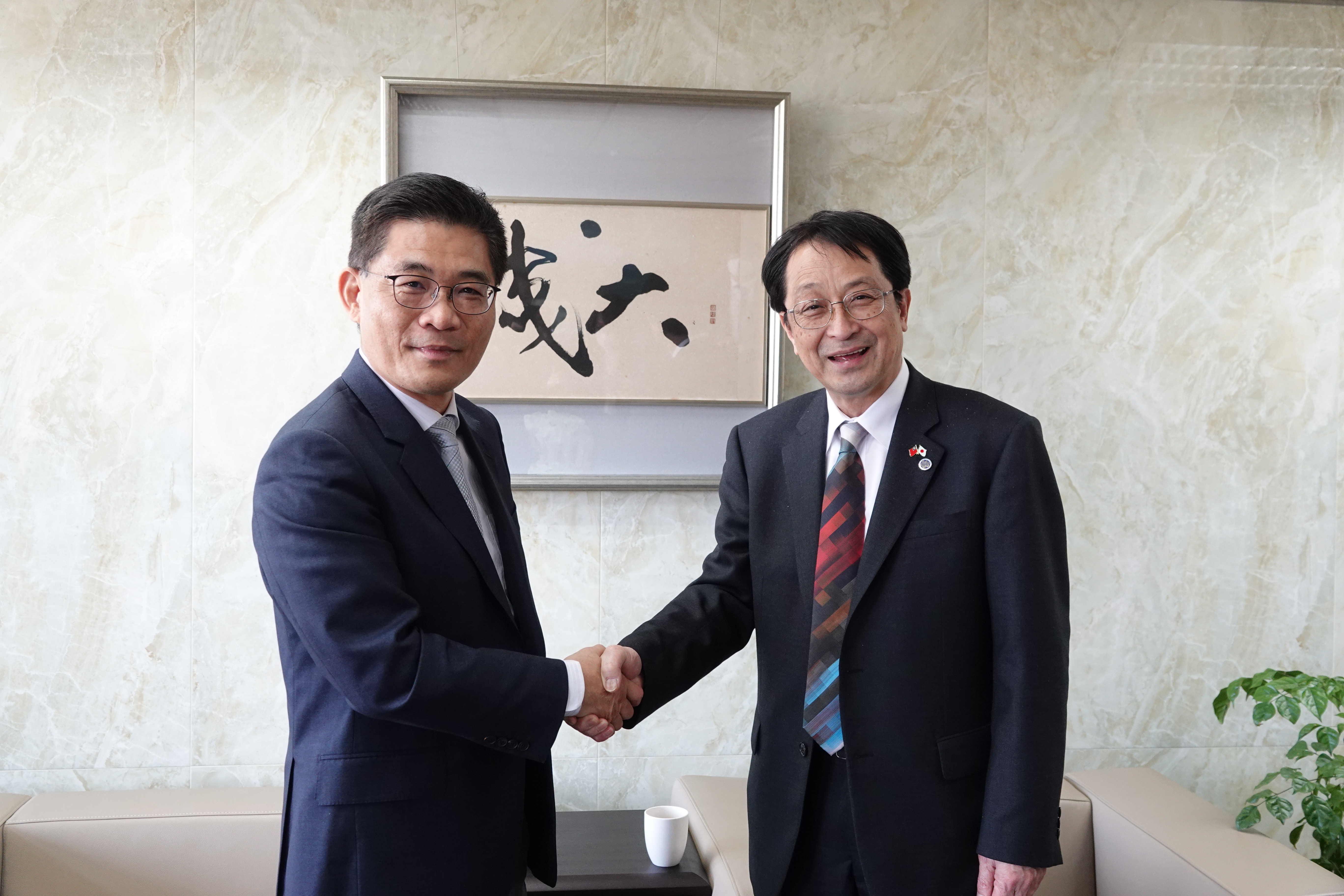 UT President Kyosuke Nagata (the right) visited NCKU in person after President Meng-Ru Shen’s (the left) inauguration.