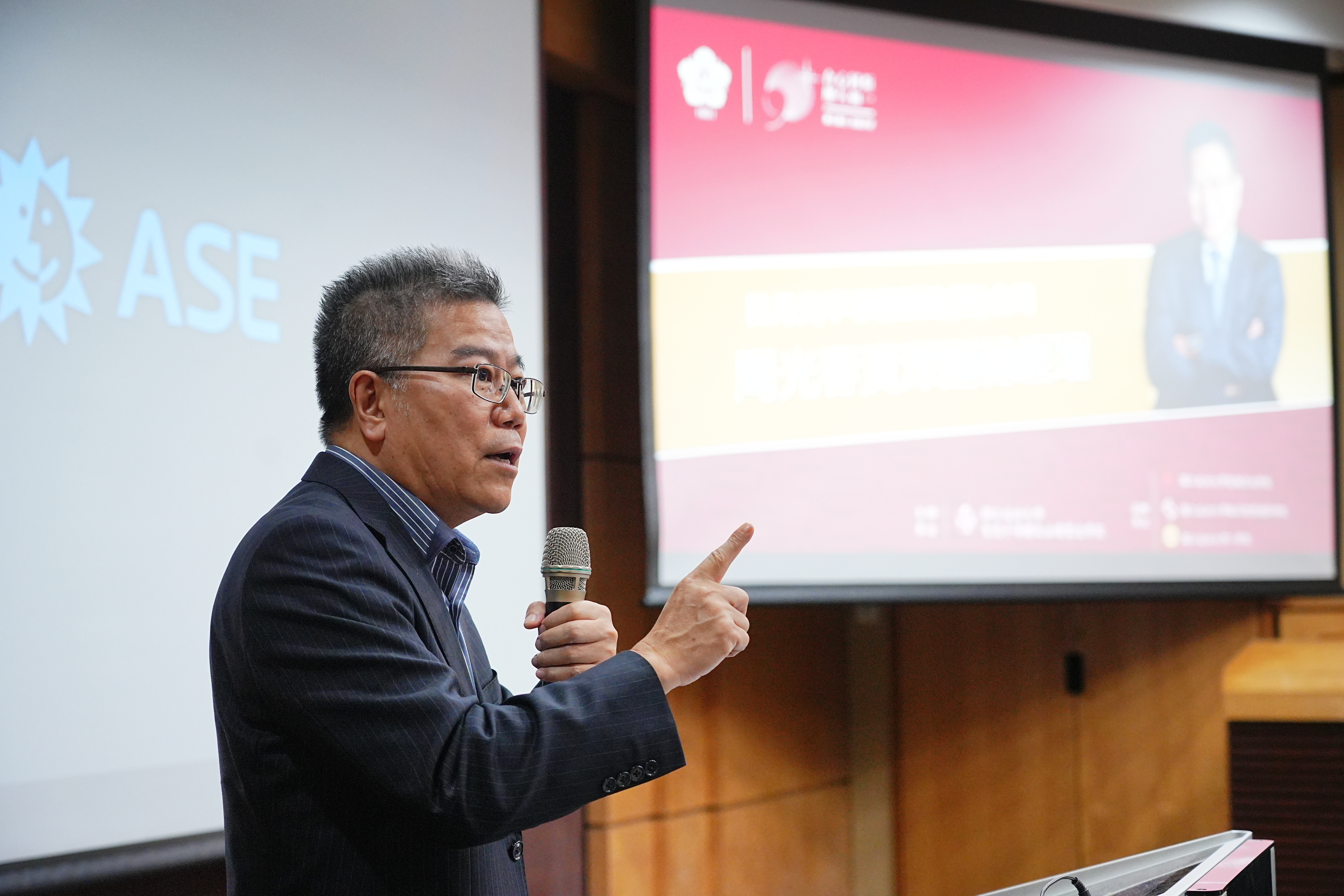 日月光半導體製造股份有限公司資深副總經理周光春蒞臨成大演講,強調學習數位工具的重要