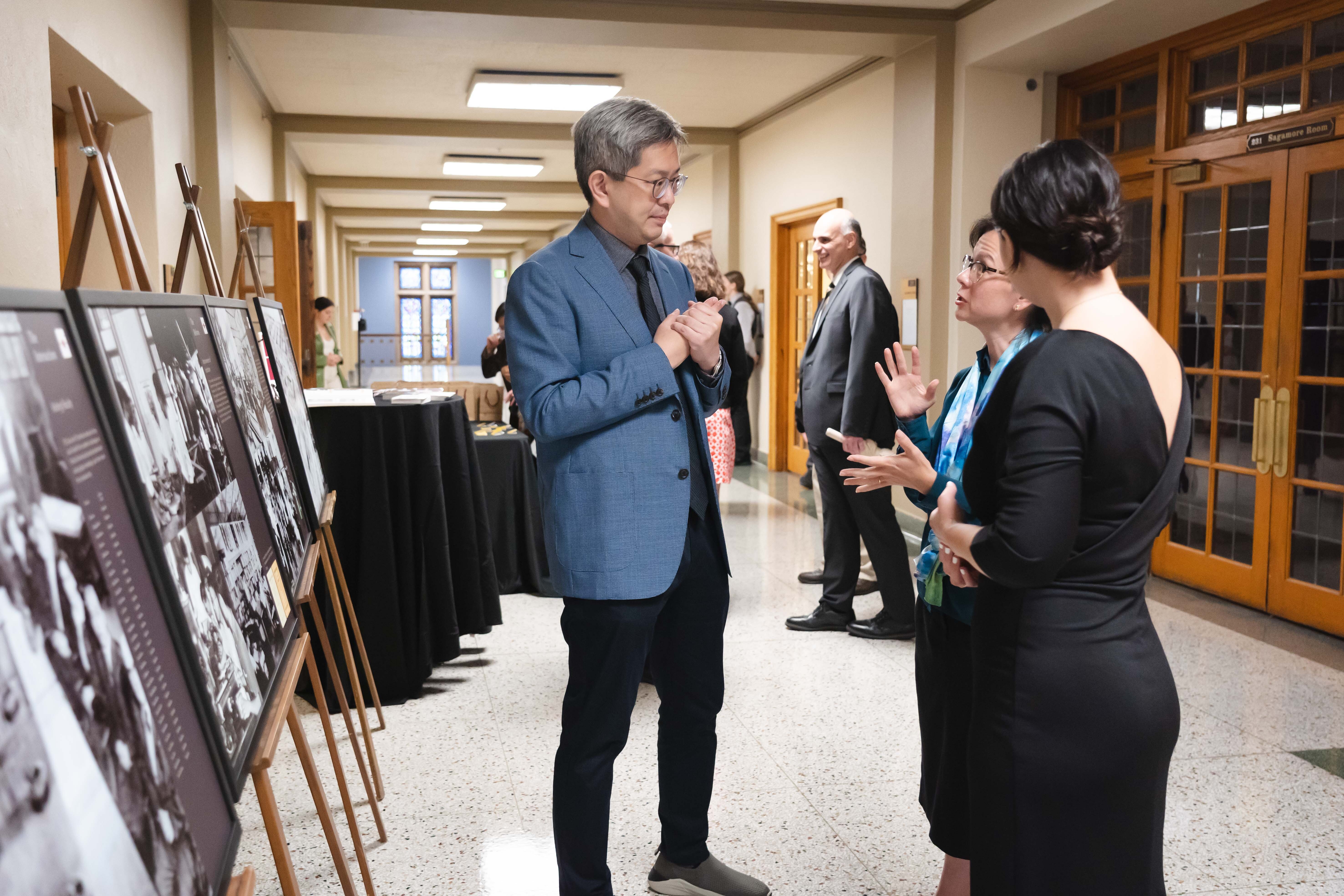 成功大學博物館館長、策略整合發展室副主任吳秉聲教授介紹兩校合作展覽