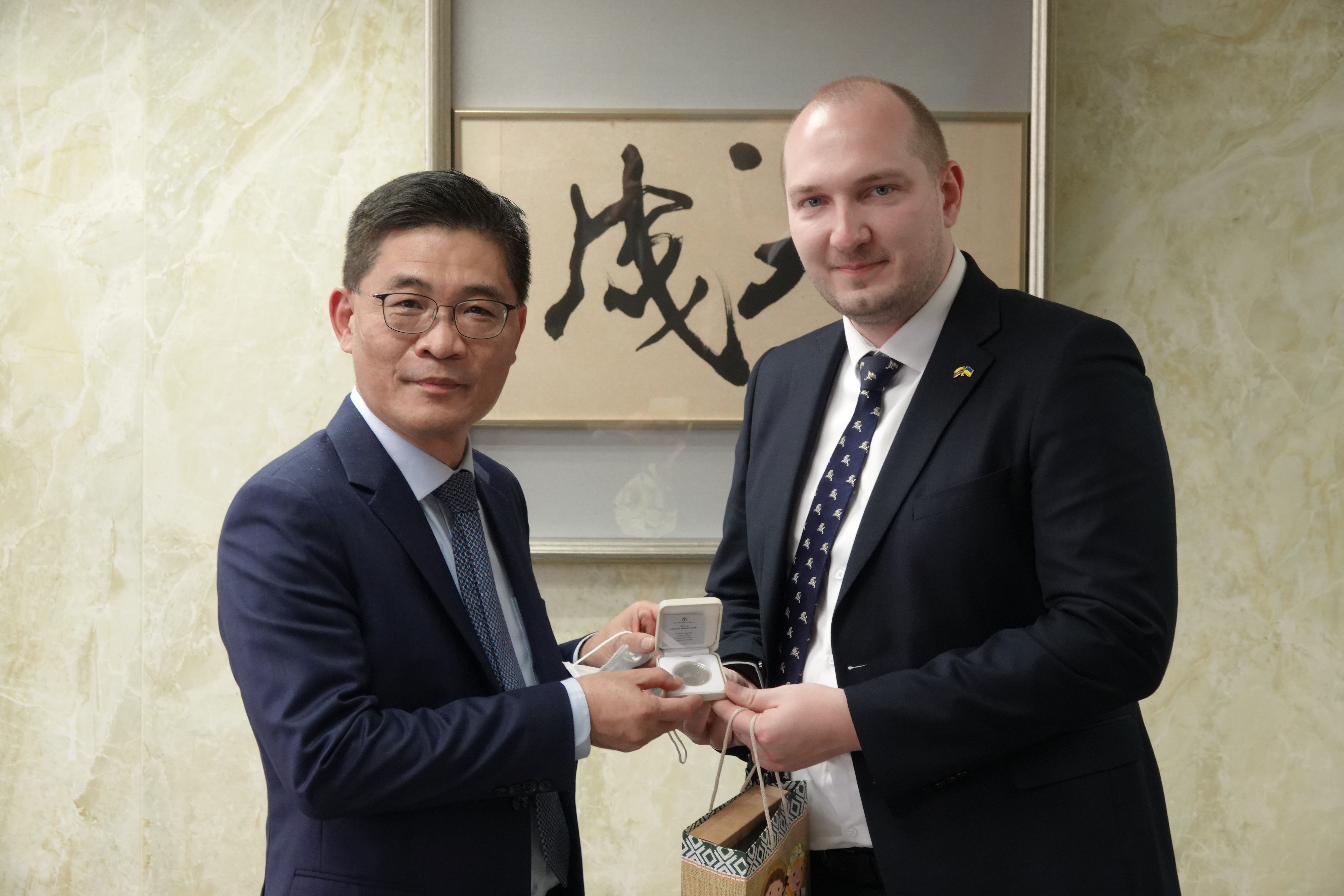 Gintautas Jakotas, Vice-Minister of the Ministry of Education, Science and Sport of Lithuania, presented a commemorative medal to NCKU President Shen.
