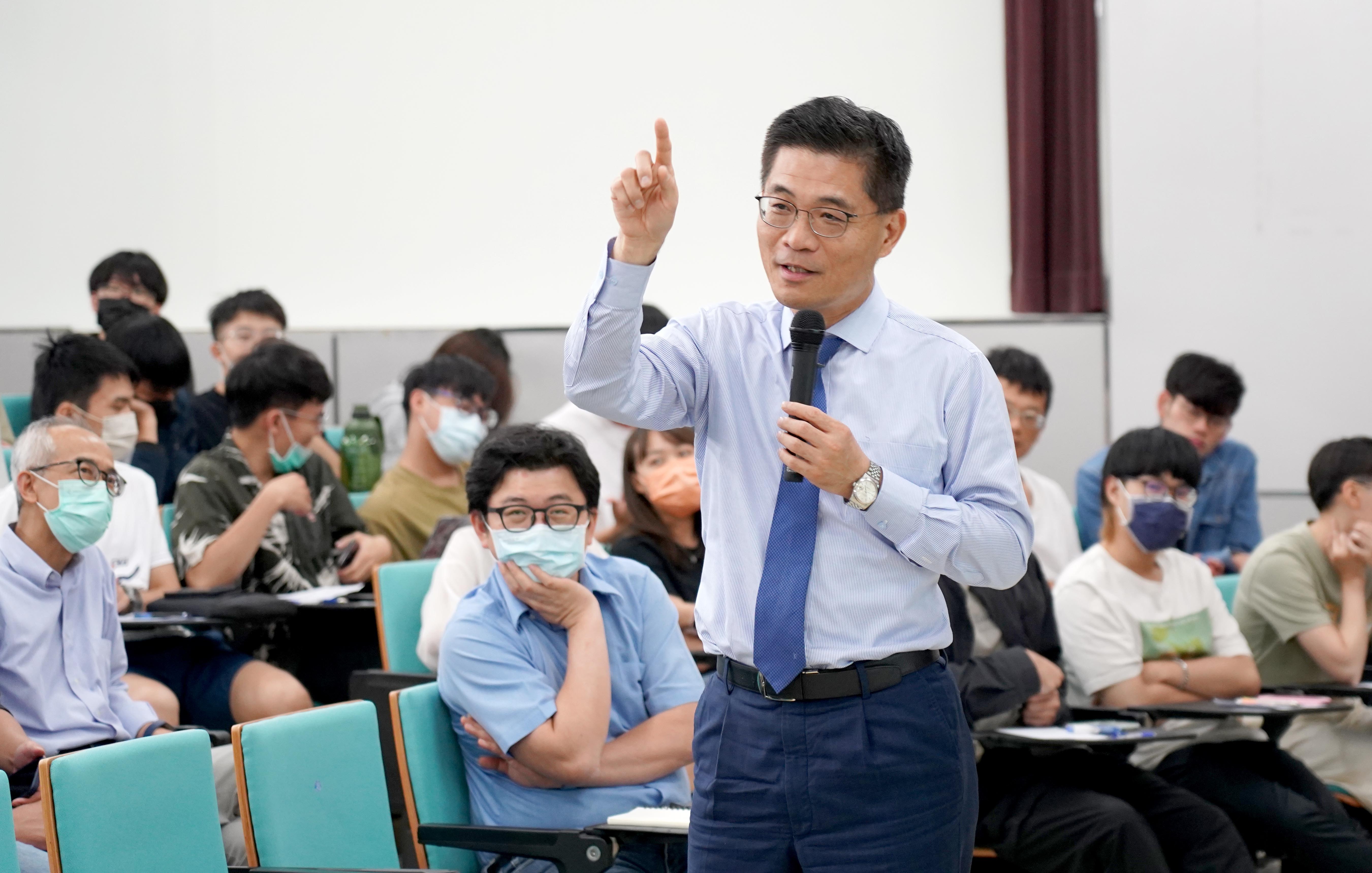 成大院長沈孟儒特別出席參加全程聴講,沈孟儒校長除了重申淨零議題是國內外都應該共同關注的目標,更要積極作為