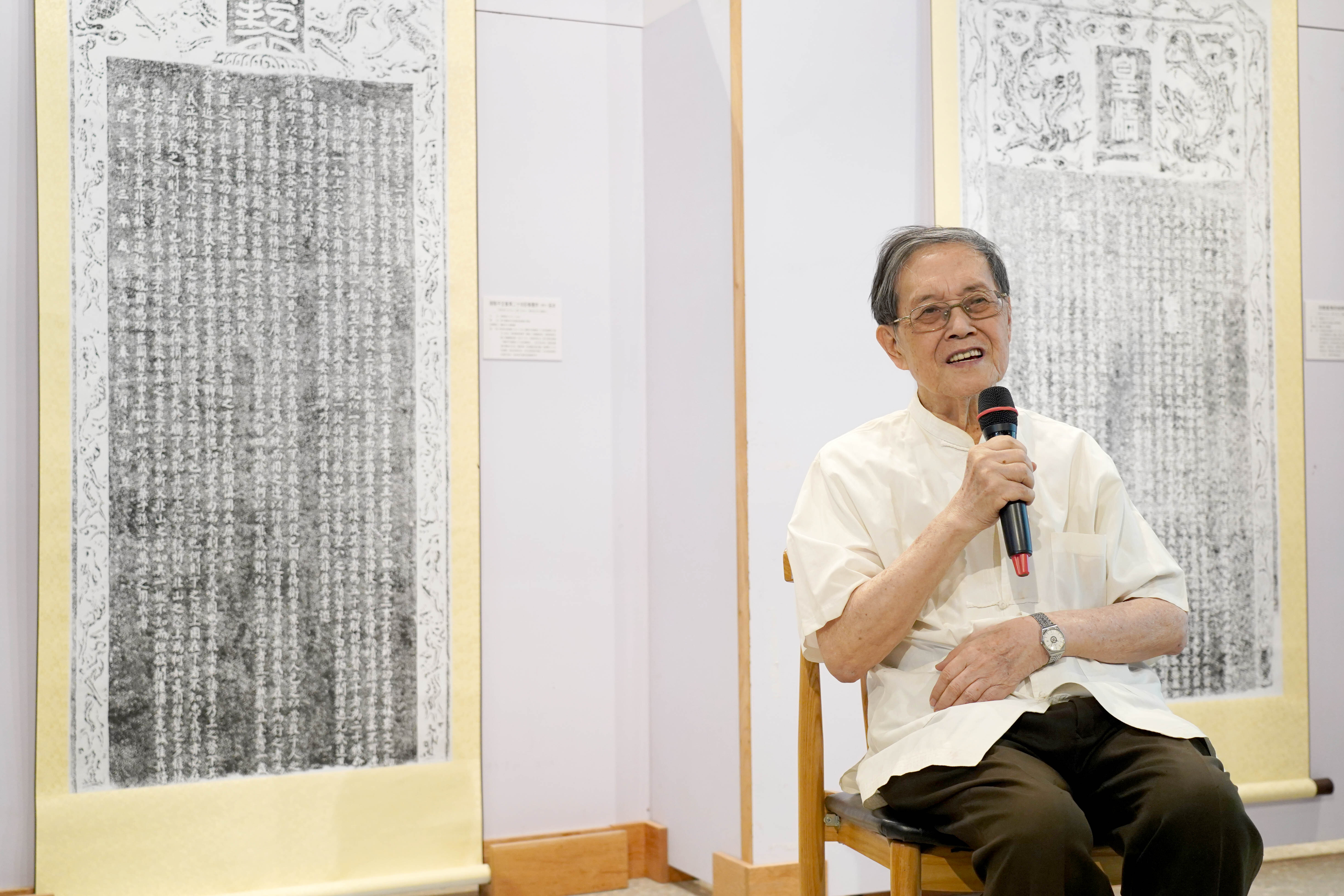高齡 80 歲的成大歷史系退休教授石萬壽 12 日也親臨聯展現場分享過去參與古蹟碑文撰寫的經驗